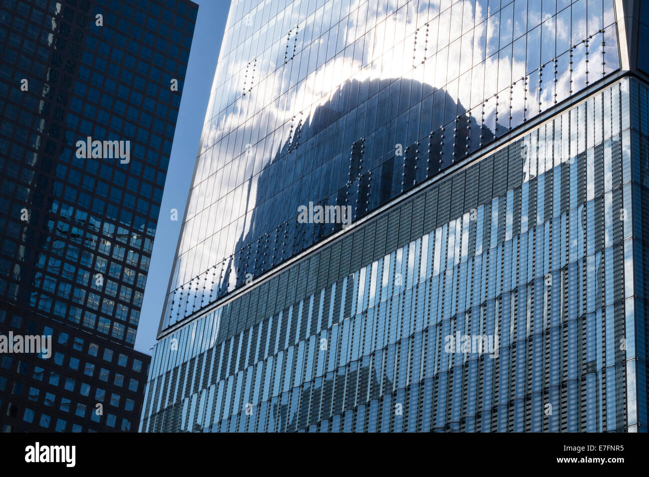 I dettagli e le riflessioni della superficie della facciata della libertà Torre Manhattan vicino al 9/11 Memorial nella città di New York Foto Stock