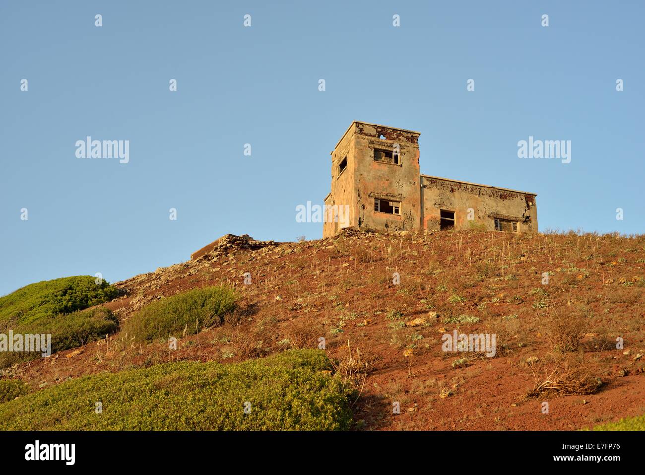 Torre sulla cima di monte Rosso (montagna rossa), Linosa Sicilia, Italia Foto Stock
