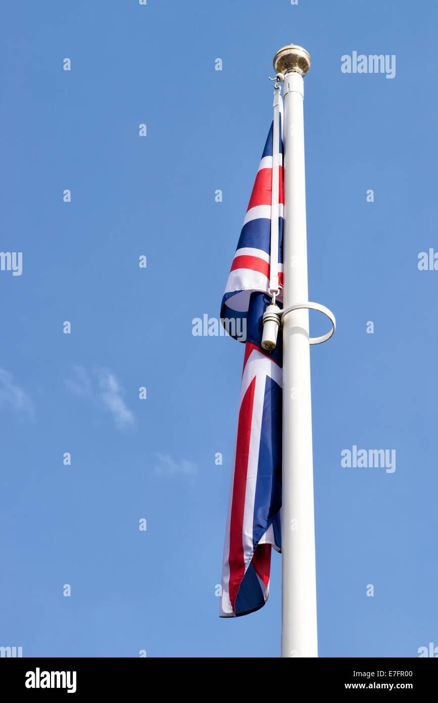 Bandiera dell'Unione appaiono e flaccida limp su un pennone Foto Stock