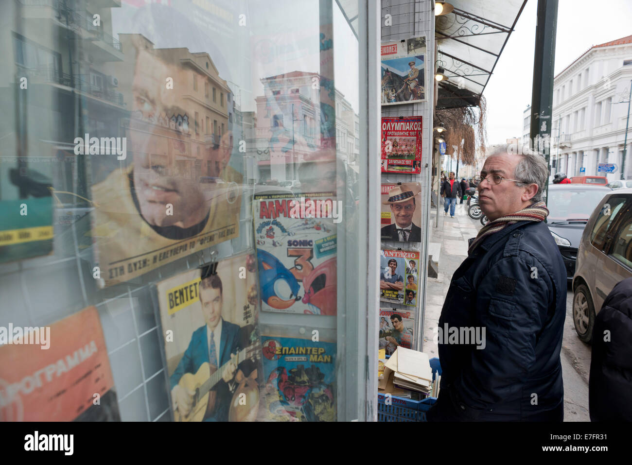 Un uomo guarda nella finestra della libreria in Atene, Grecia Foto Stock