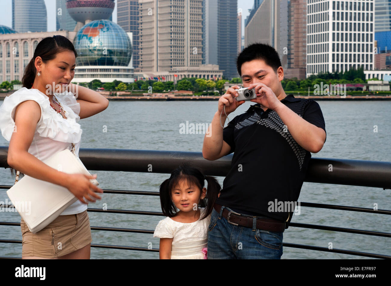 Il Bund promenade, Shanghai, Cina. Cina Shanghai Shanghai turistiche Skyline visto oltre il fiume Huangpu dal Bund. Bin Ji Foto Stock