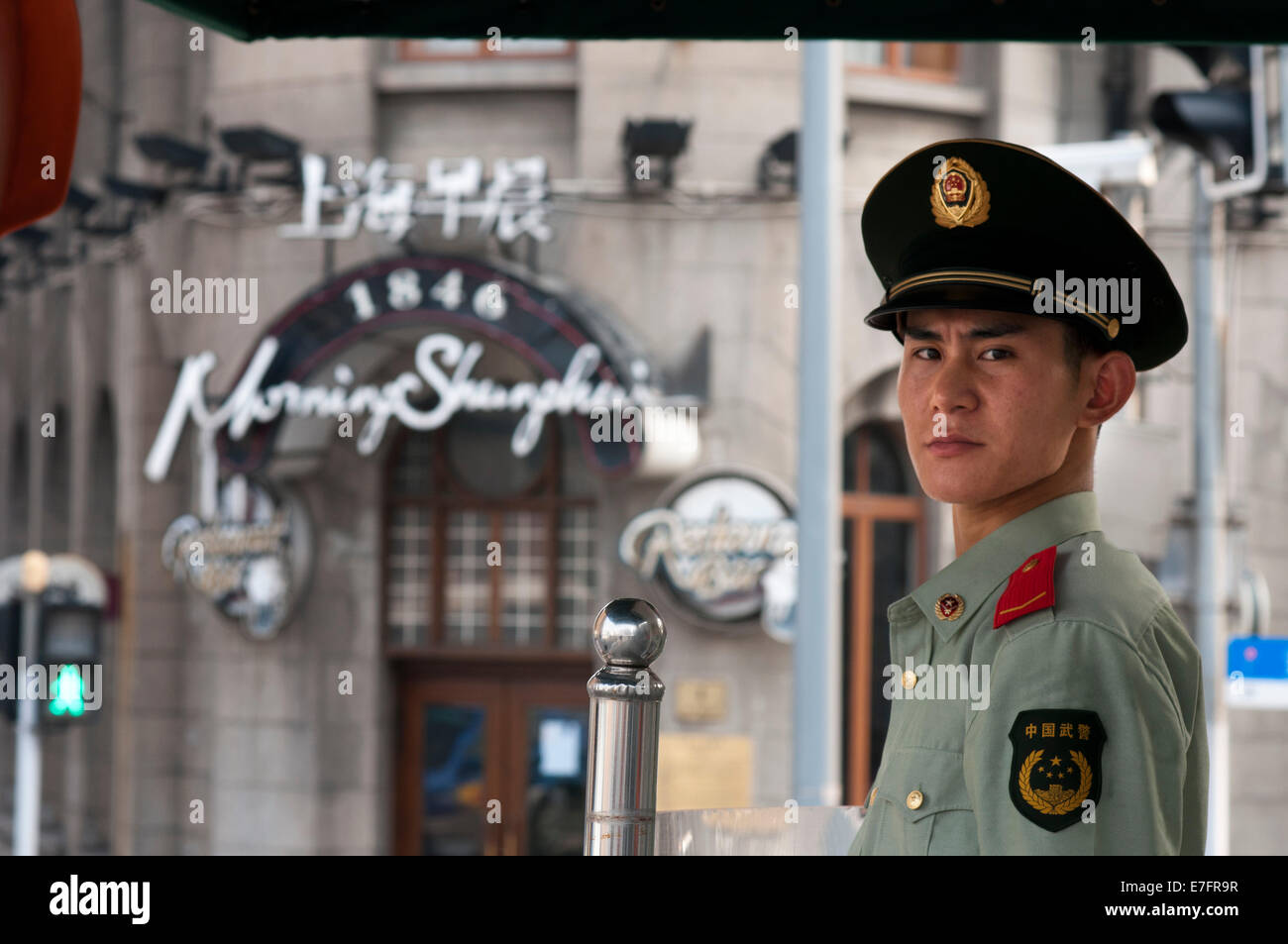 La polizia di Shanghai sulla strada, vicino a mattina Hotel di Shanghai. Il ristorante storico 1846 'mattina Shanghai"è stata restaurata e Foto Stock