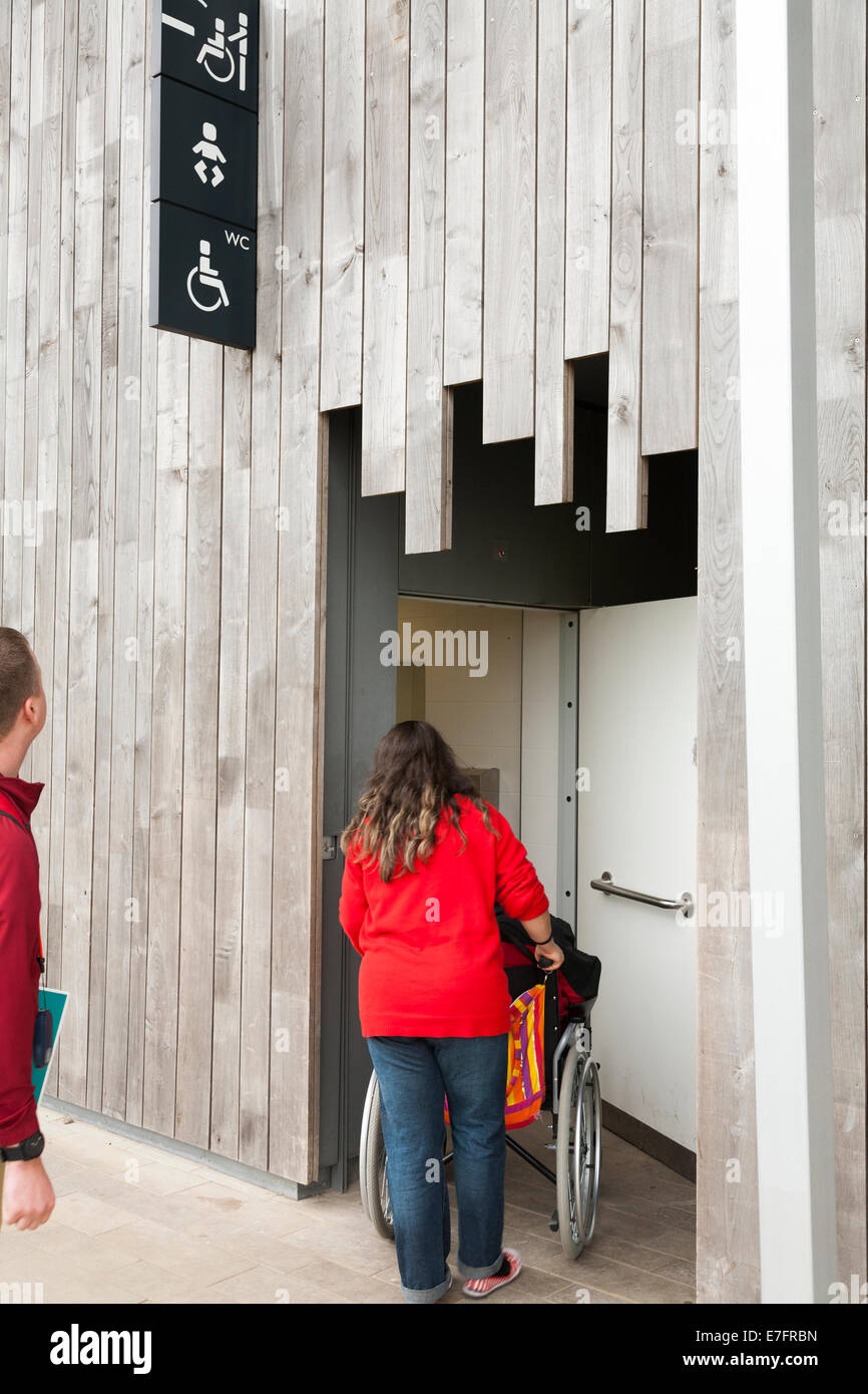 L'accesso per disabili Toilette / wc / Lou / wc quattro sedie a ruote / sedia a rotelle persone legate al centro visitatori a Stonehenge / Stone Henge UK. Foto Stock