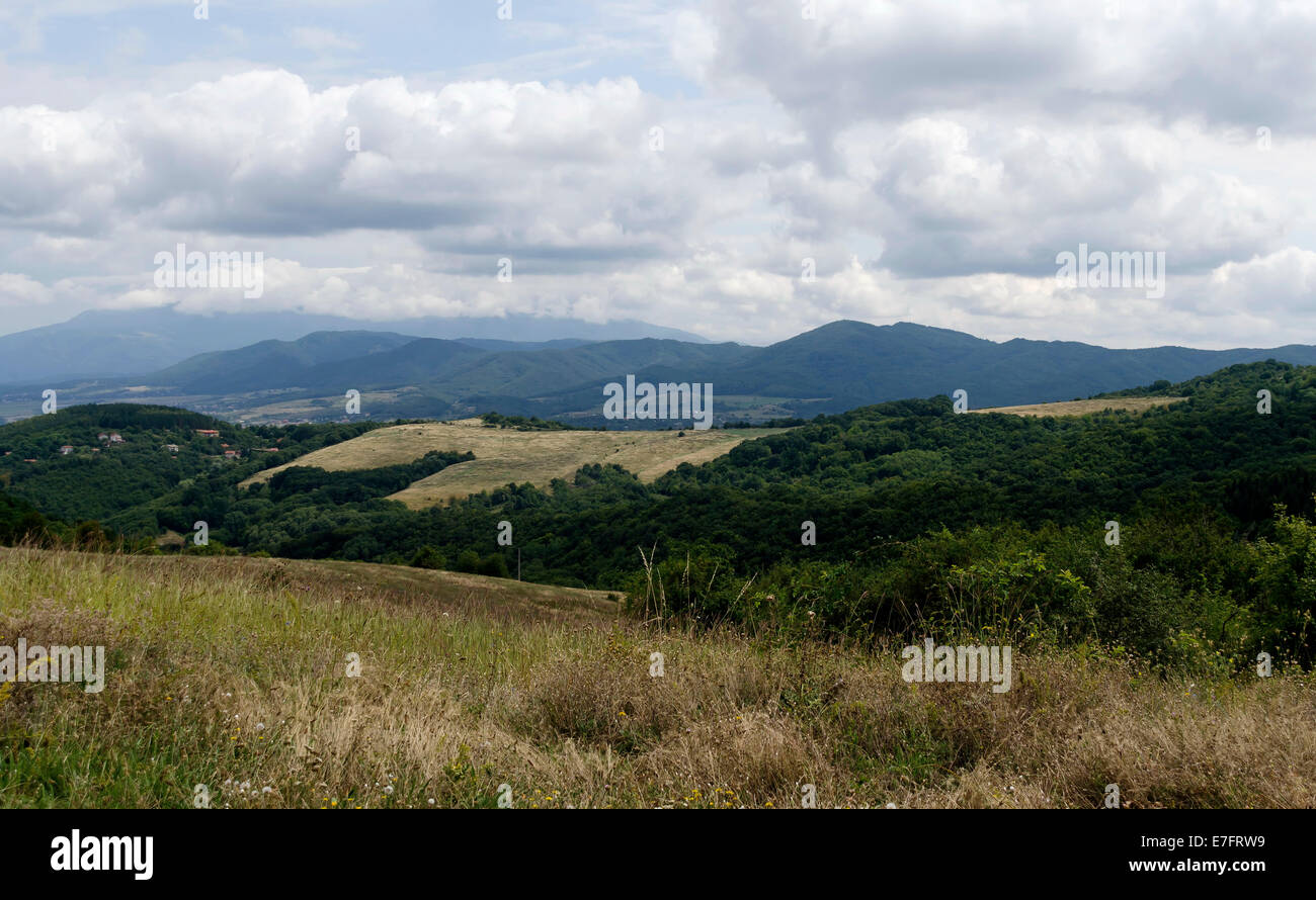 Guardare dal Vitosha Mountain Lulin attraverso estate, Bulgaria Foto Stock