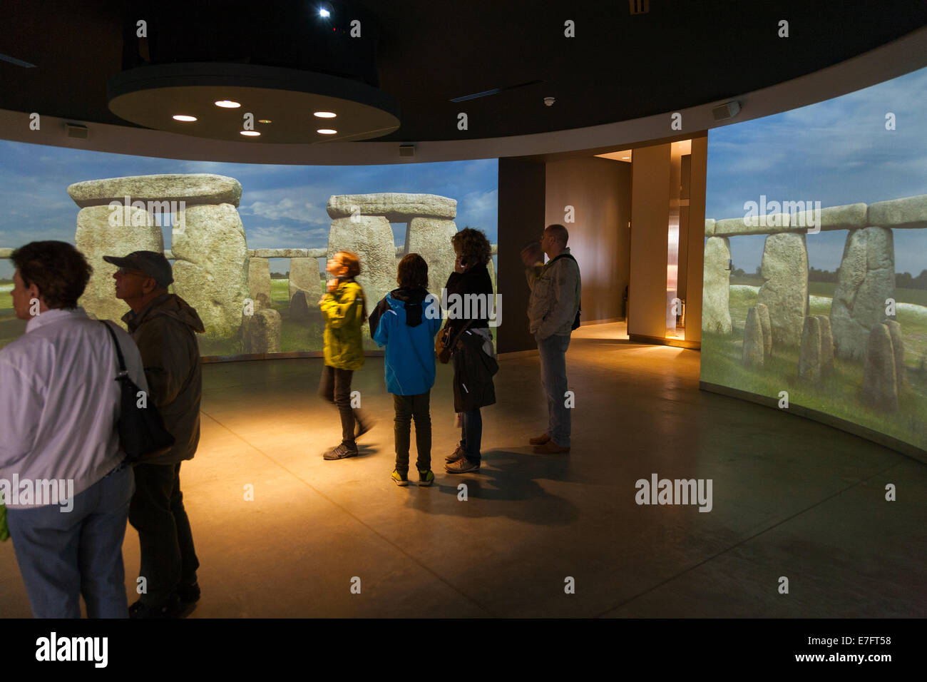 Audio Video presentazione di visualizzazione; Visitor Center mostra cinema Stonehenge / Stone Henge, con turisti / tourist. Regno Unito. Foto Stock