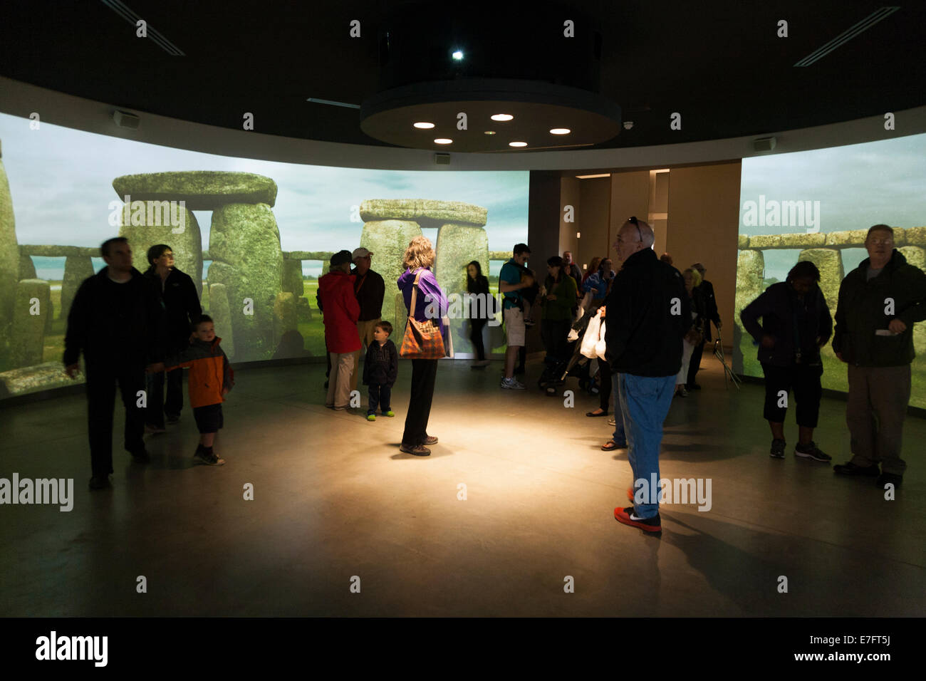 Audio Video presentazione di visualizzazione; Visitor Center mostra cinema Stonehenge / Stone Henge, con turisti / tourist. Regno Unito. Foto Stock