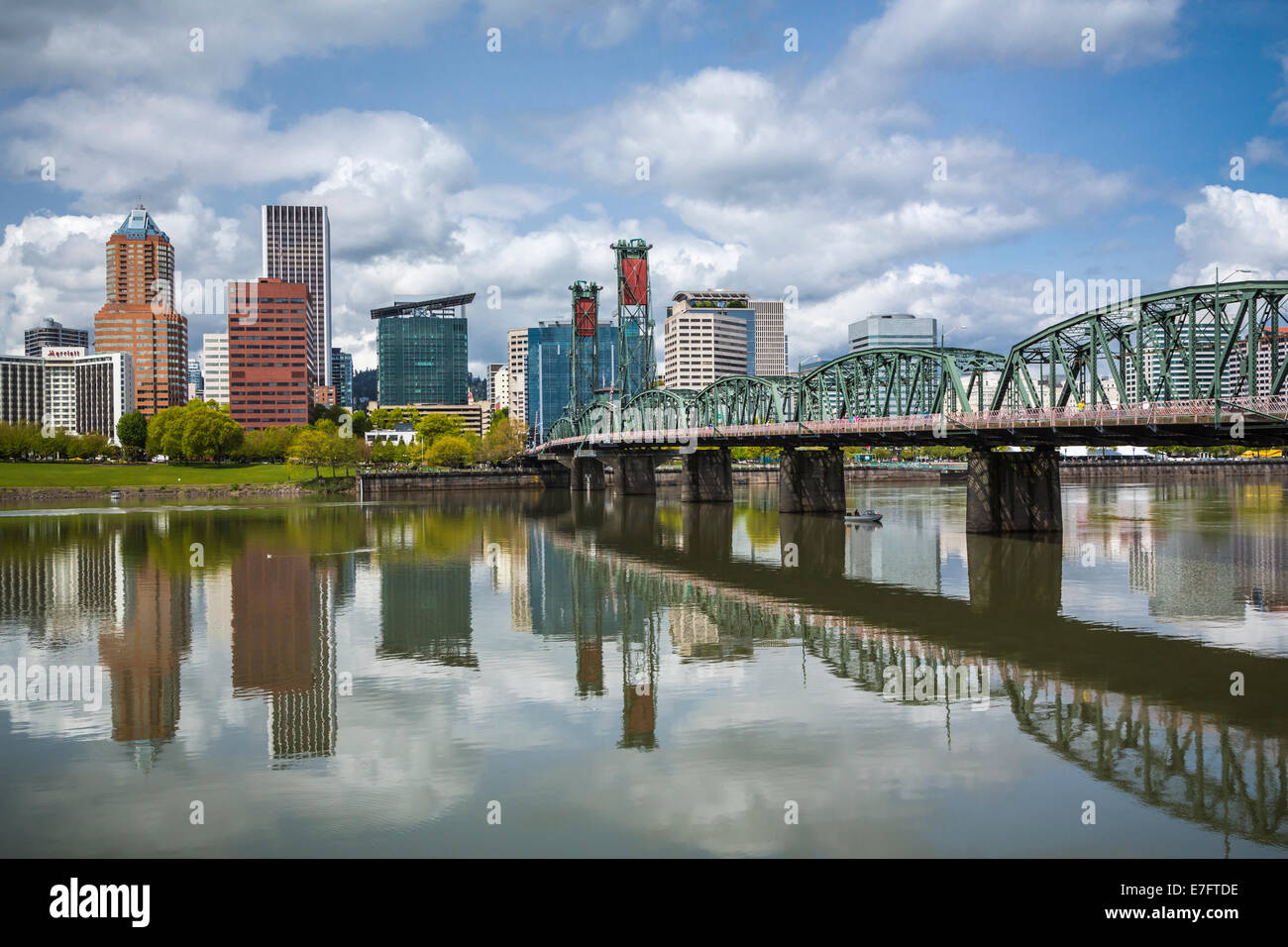 Lo skyline della città e la Hawthorne ponte sopra il fiume Willamette a Portland, Oregon, Stati Uniti d'America. Foto Stock