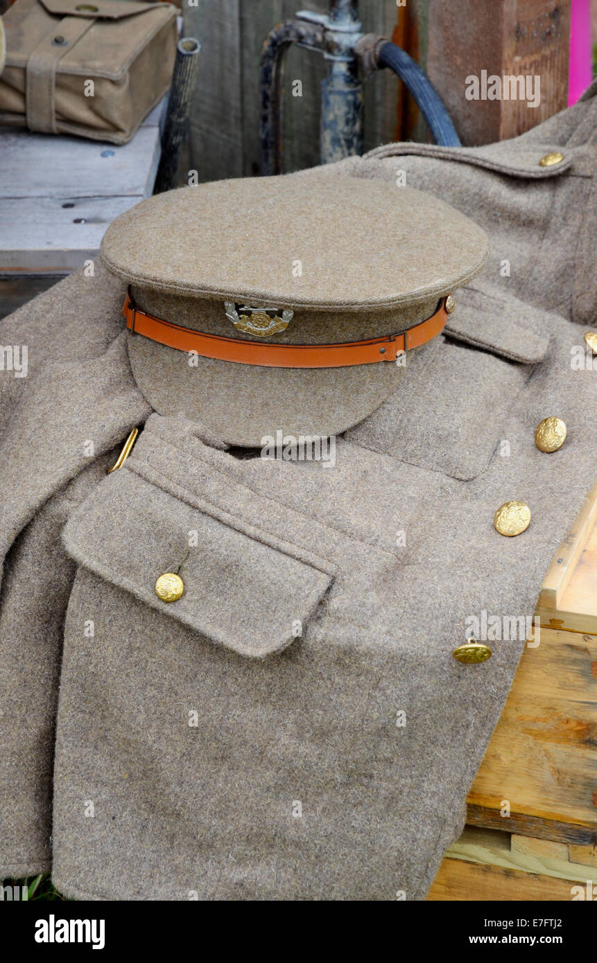 Giacca abito e cappuccio di WW1 British Army soldier prevista su una scatola di confezionamento come poart di un display militare Romsey Visualizza 2014. Foto Stock