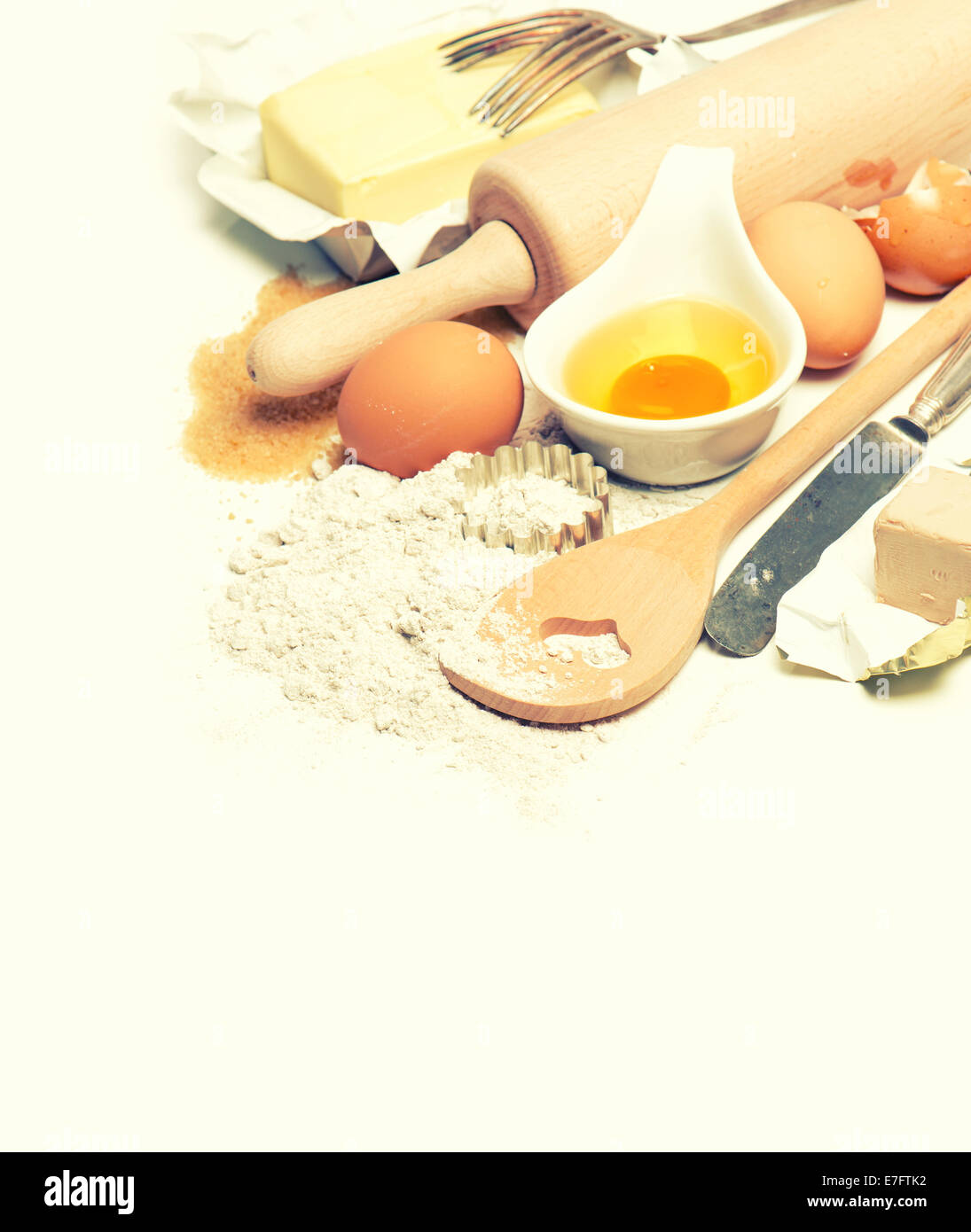 Cottura ingredienti uova, farina, zucchero, burro, lievito. L'impasto preparato. stile retrò tonica foto Foto Stock