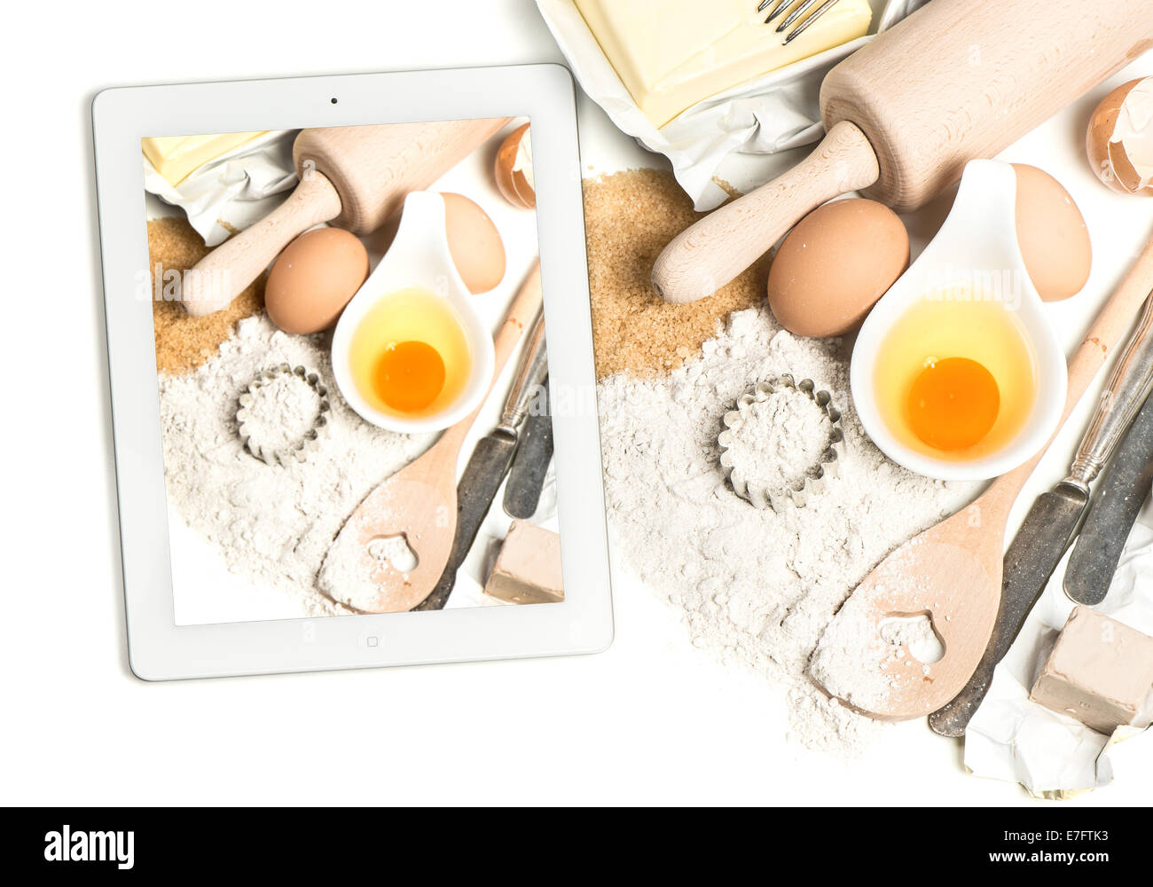 Notebook PC tablet e cottura ingredienti uova, farina, zucchero, burro, lievito. prendendo il cibo di foto digitali con tablet pc Foto Stock