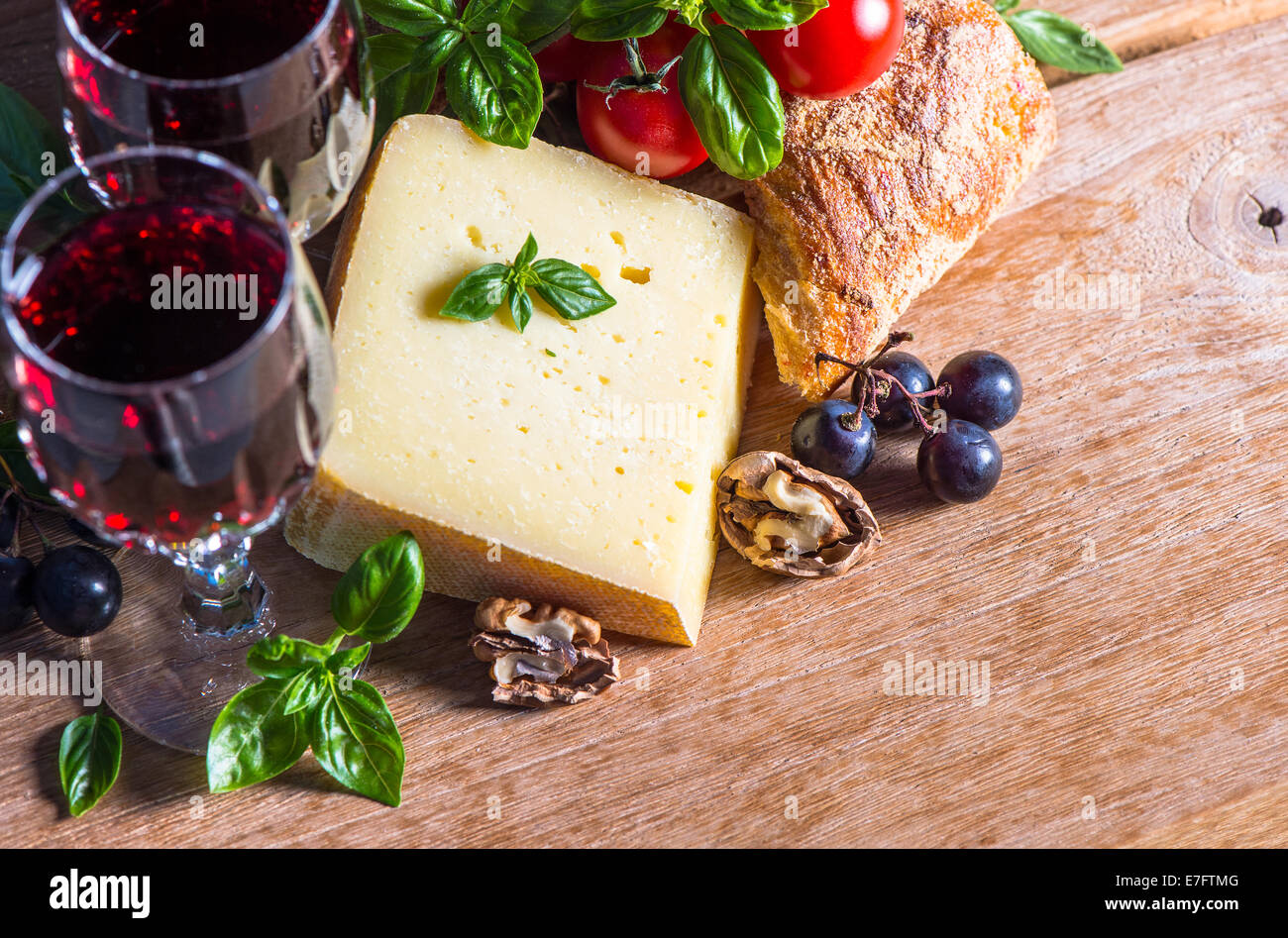 Formaggio con vino rosso e noci. Cibo e bevande Foto Stock