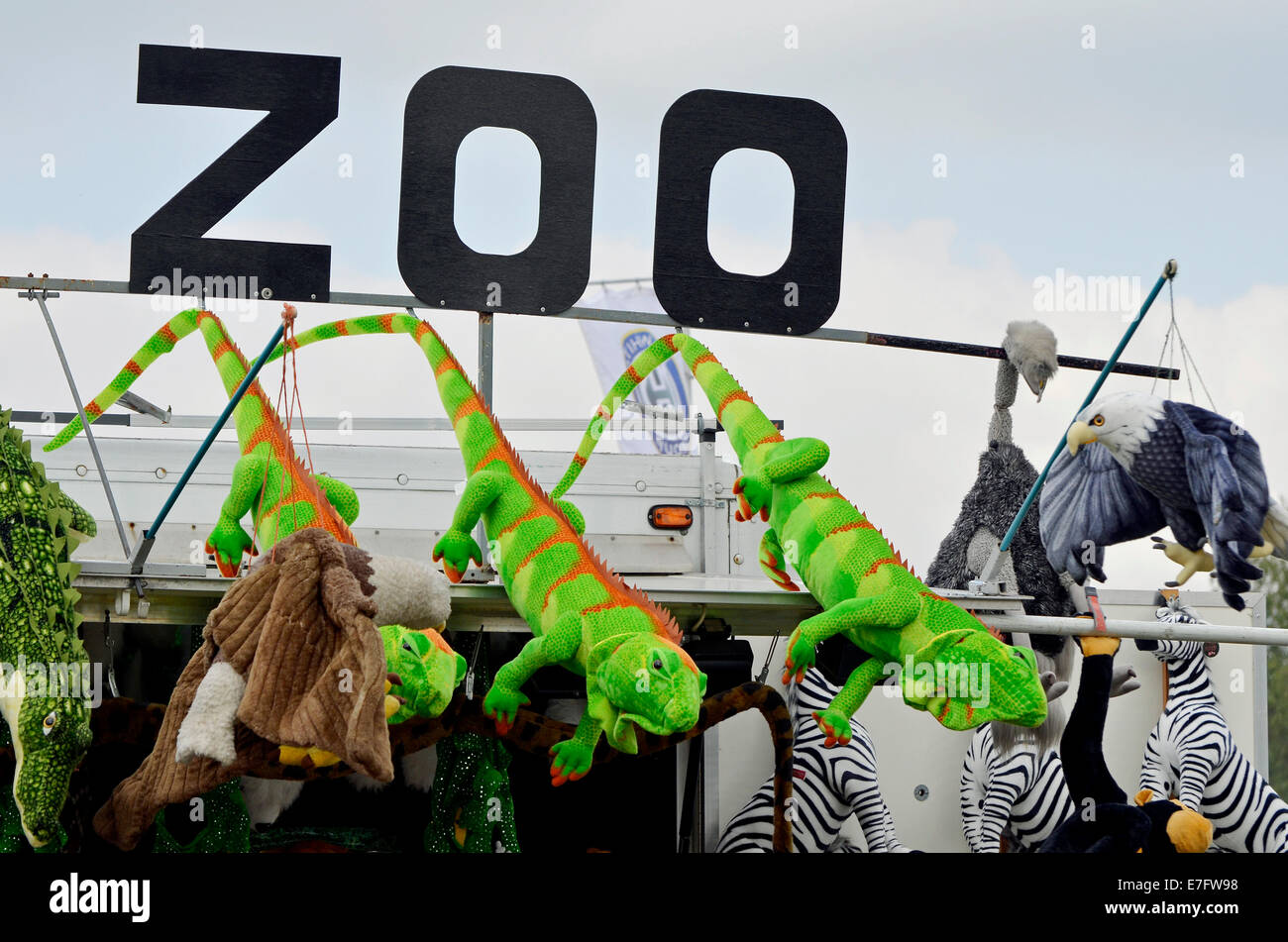 Grandi giocattoli imbottiti in forma di animali esotici in vendita da un supporto a una fiera di paese in Hampshire, Inghilterra. Foto Stock