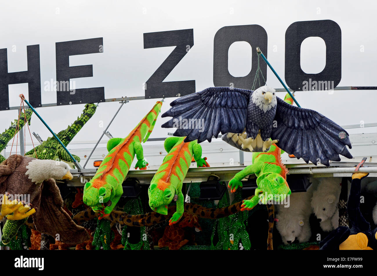 Grandi giocattoli imbottiti in forma di animali esotici in vendita da un supporto a una fiera di paese in Hampshire, Inghilterra. Foto Stock