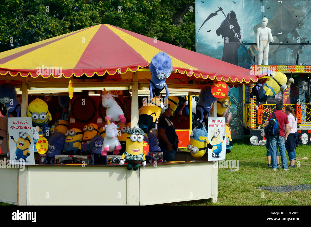 Tutto il divertimento della fiera - sorge in un parco di divertimenti tradizionali. Foto Stock