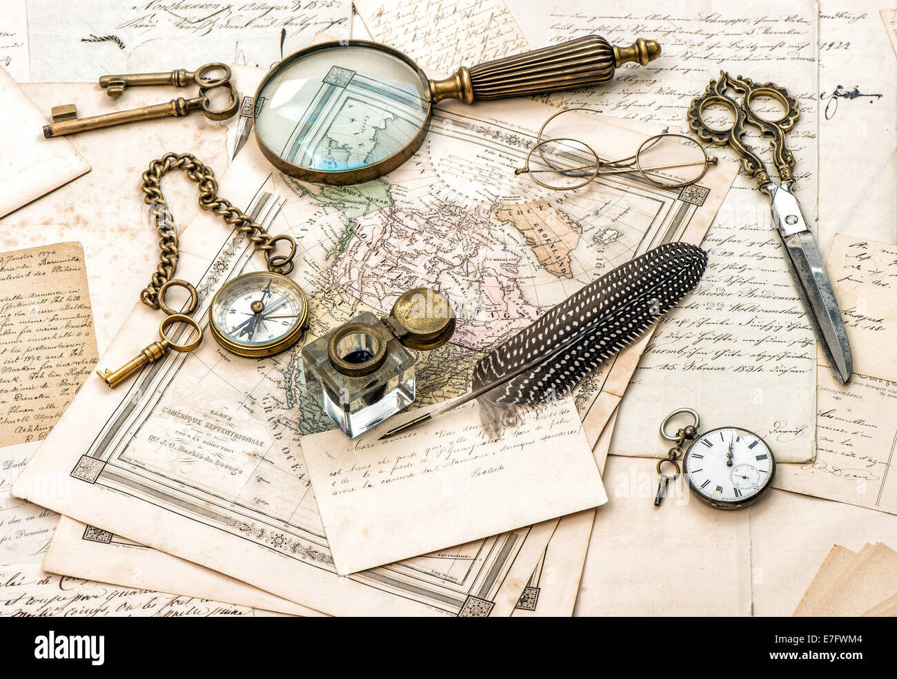 Antique accessori per ufficio, vecchi messaggi scritti a mano e vintage inchiostro della penna Foto Stock