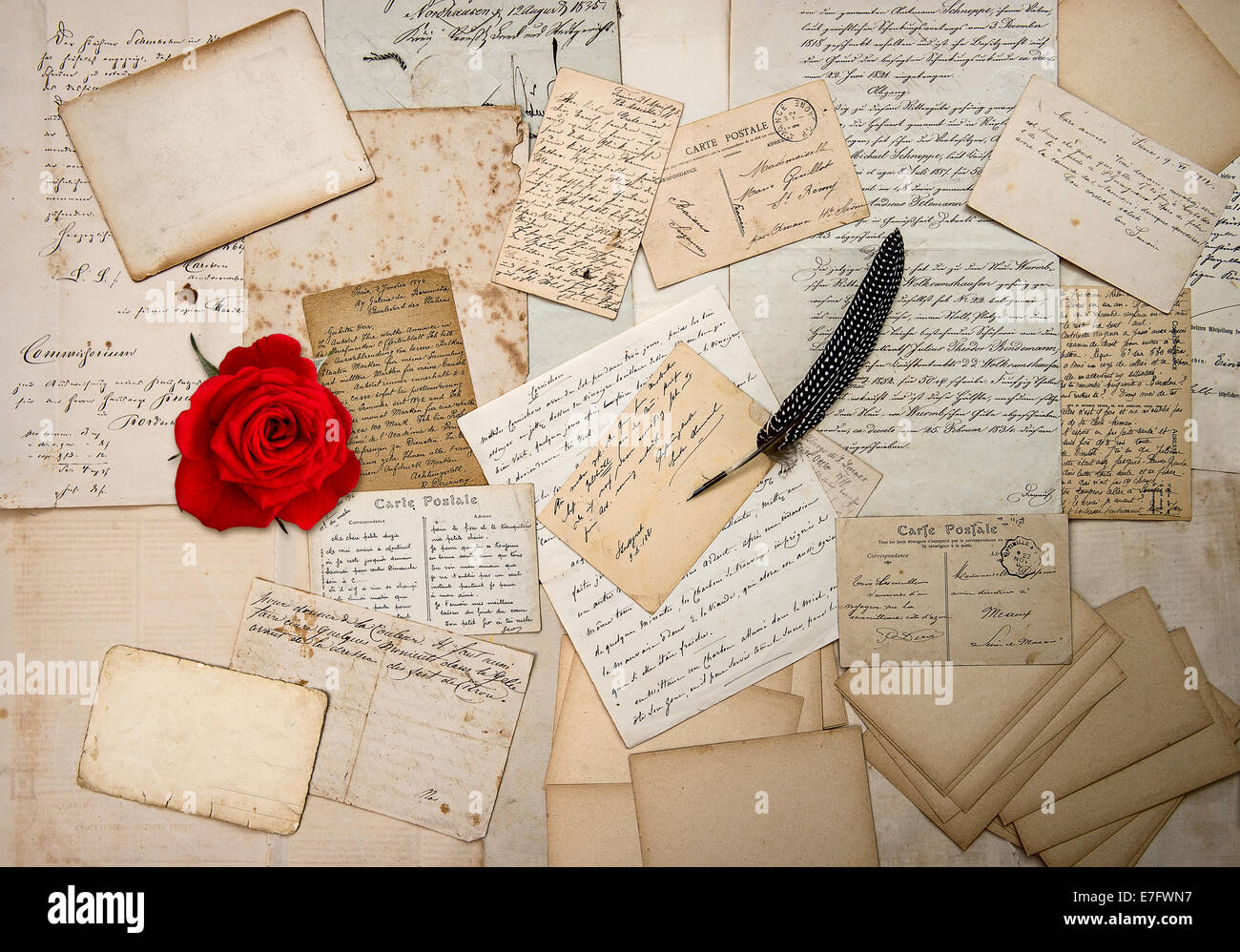 Vecchio lettere, handwritings, cartoline d'epoca e Red Rose fiore. nostalgico sfondo sentimentale. ephemera Foto Stock