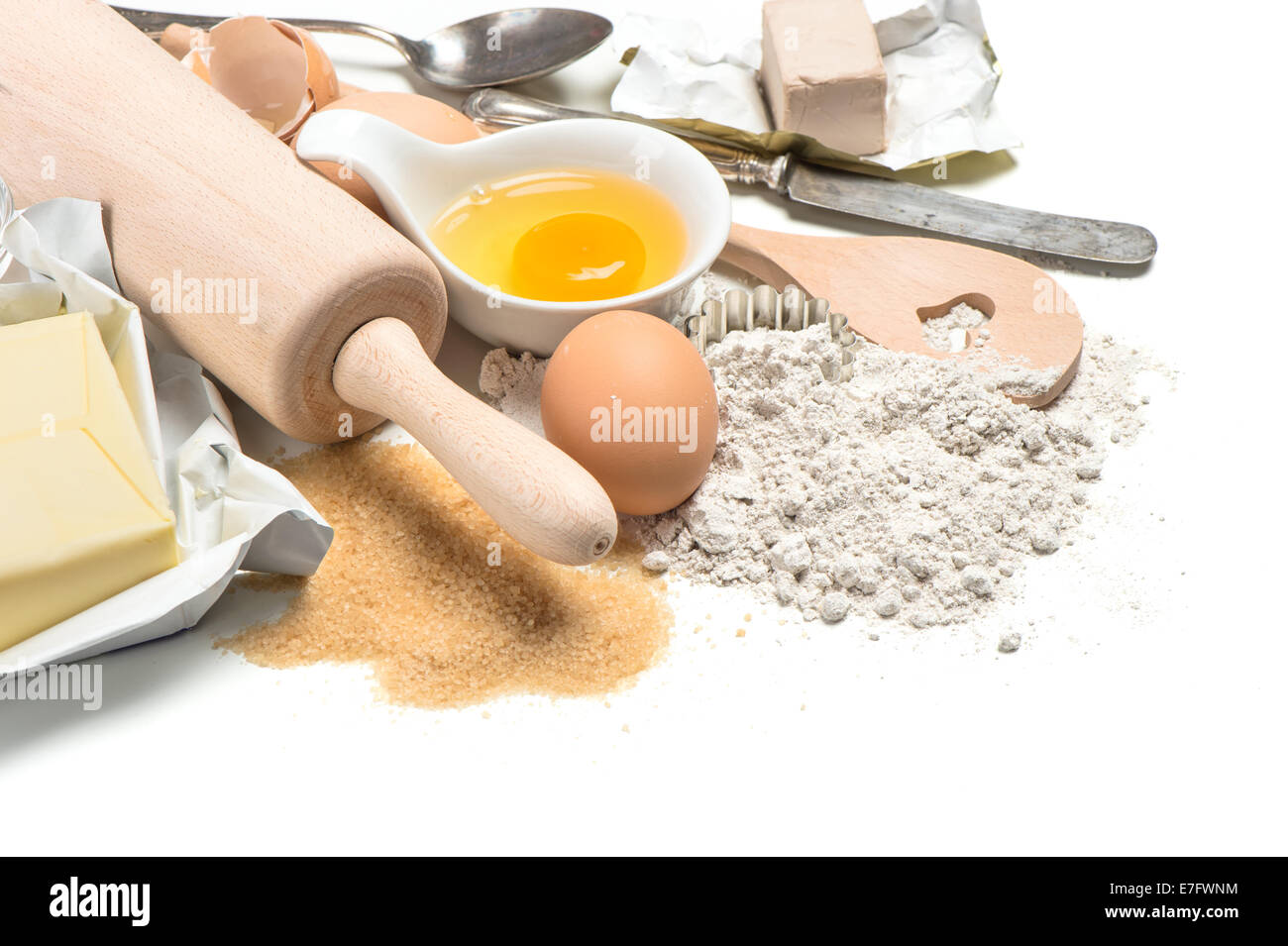 La cottura ingredienti uova, farina, zucchero, burro, lievito. preparazione di pasta Foto Stock