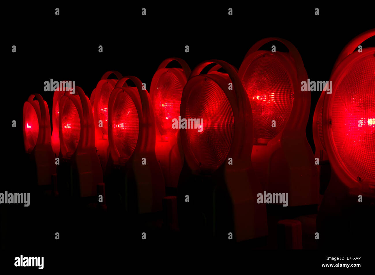 Illuminato rosso costruzione di lampade spia di notte Foto Stock