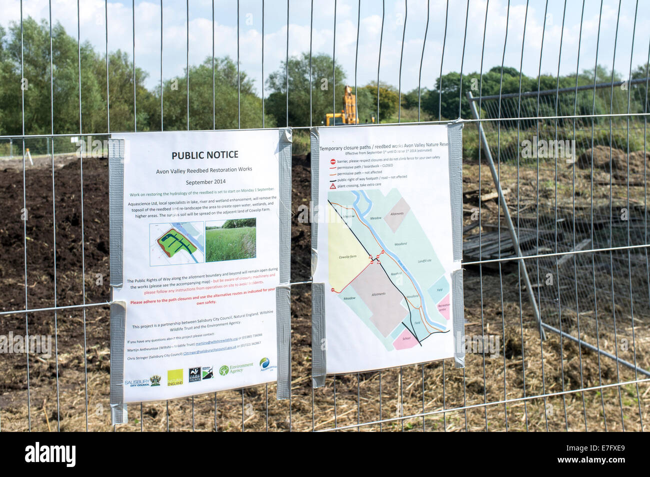 Avviso pubblico attaccato al recinto di filo al di fuori del letto di reed progetto di restauro accanto al fiume Avon Salisbury WILTSHIRE REGNO UNITO Foto Stock