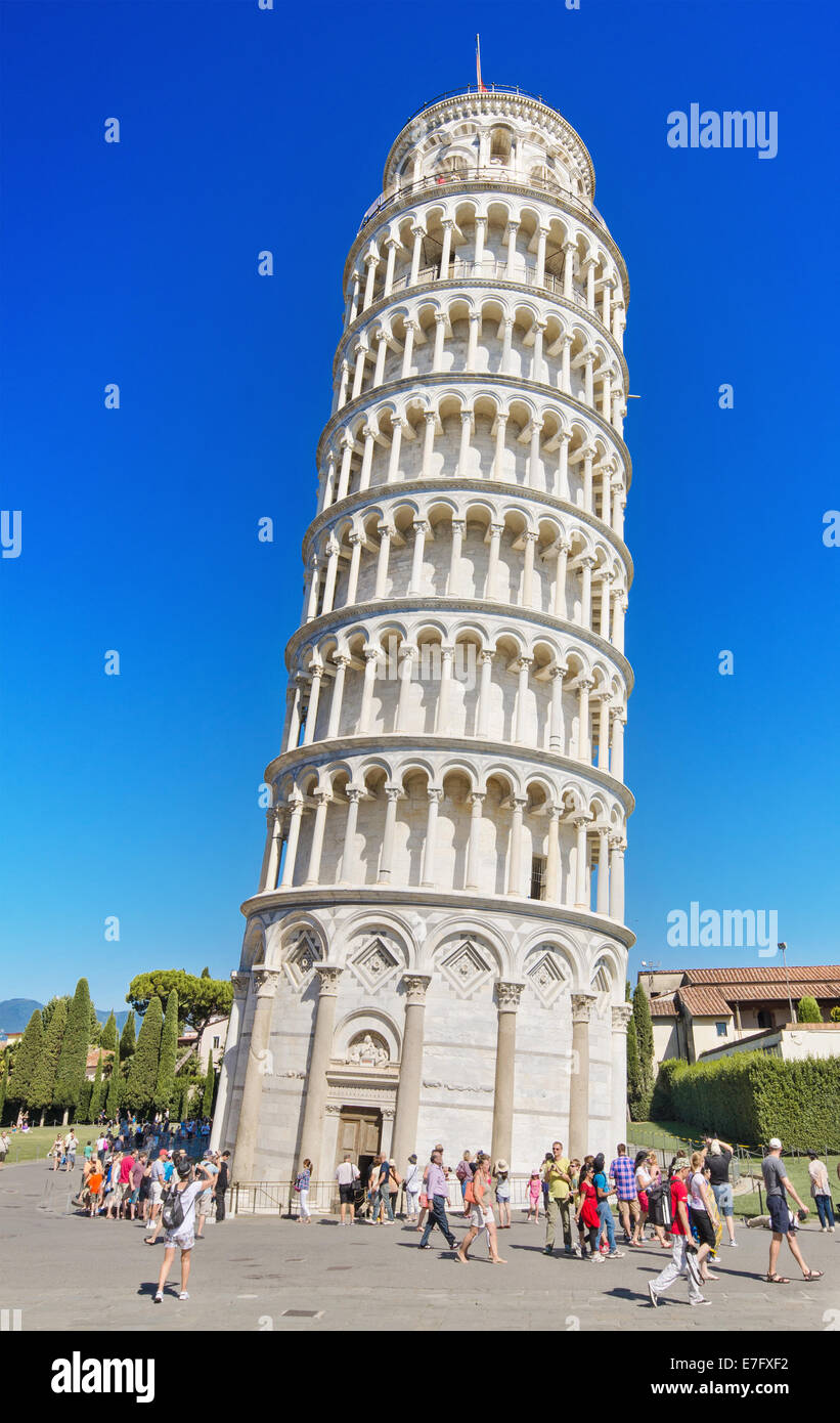 PISA, Italia - 21 agosto: turista che visita il famoso punto di riferimento italiano Torre di Pisa il 21 agosto 2013. Foto Stock