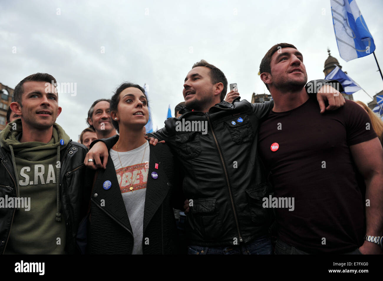 Glasgow, Scotland, Regno Unito. 16 Settembre, 2014. Scottish pro-indipendenza rally. Attori Martin Compston, Paul Brannigan, Keira Lucchesi e boxer Alex Arthur cantando e rasserenanti a sì campagna pro-indipendenza nel rally di Glasgow Credit: Tony Clerkson/Alamy Live News Foto Stock