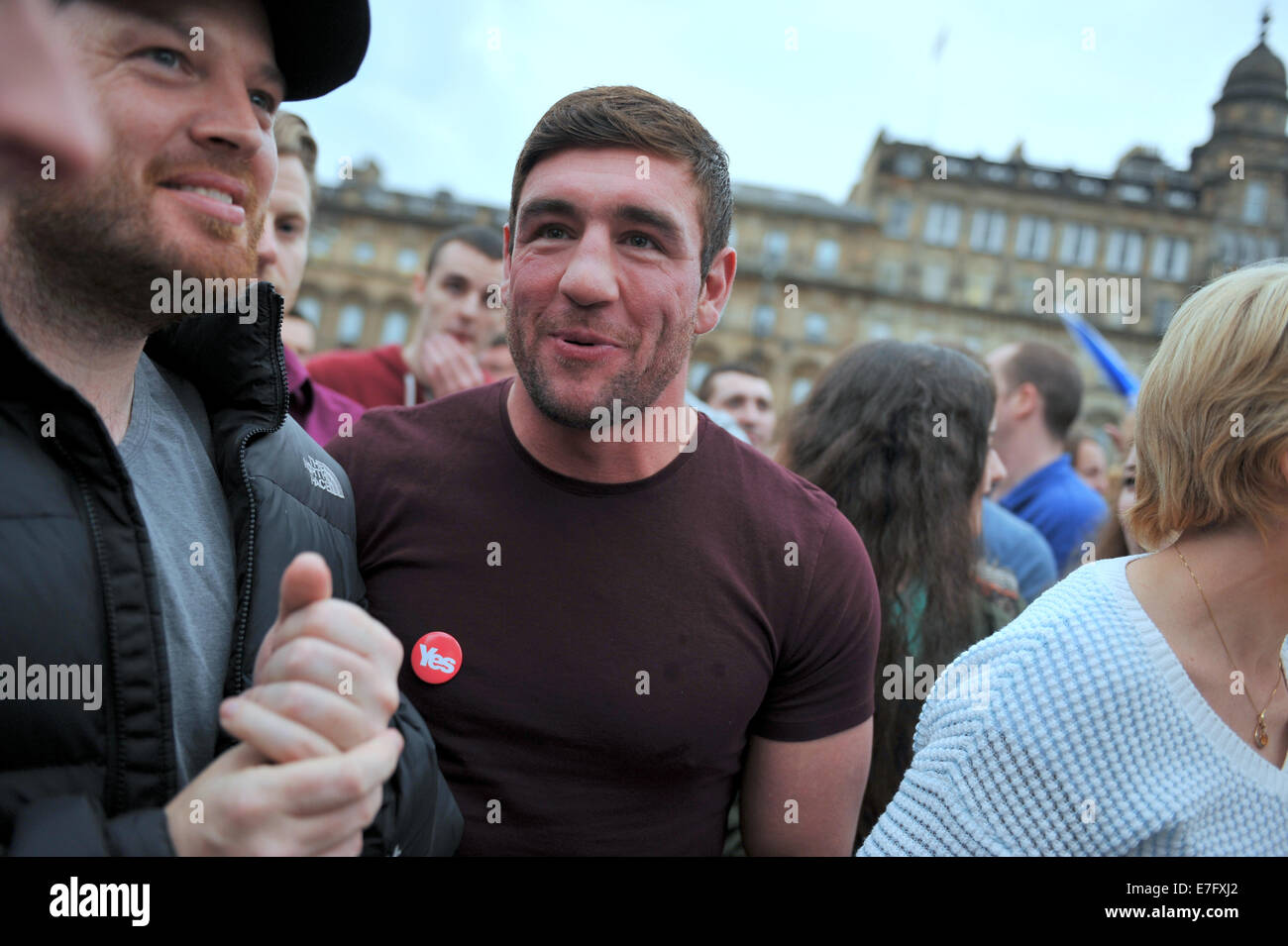 Glasgow, Scotland, Regno Unito. 16 Settembre, 2014. Scottish pro-indipendenza rally. Boxer Alex Arthur cantando e rasserenanti a sì campagna pro-indipendenza nel rally di Glasgow Credit: Tony Clerkson/Alamy Live News Foto Stock