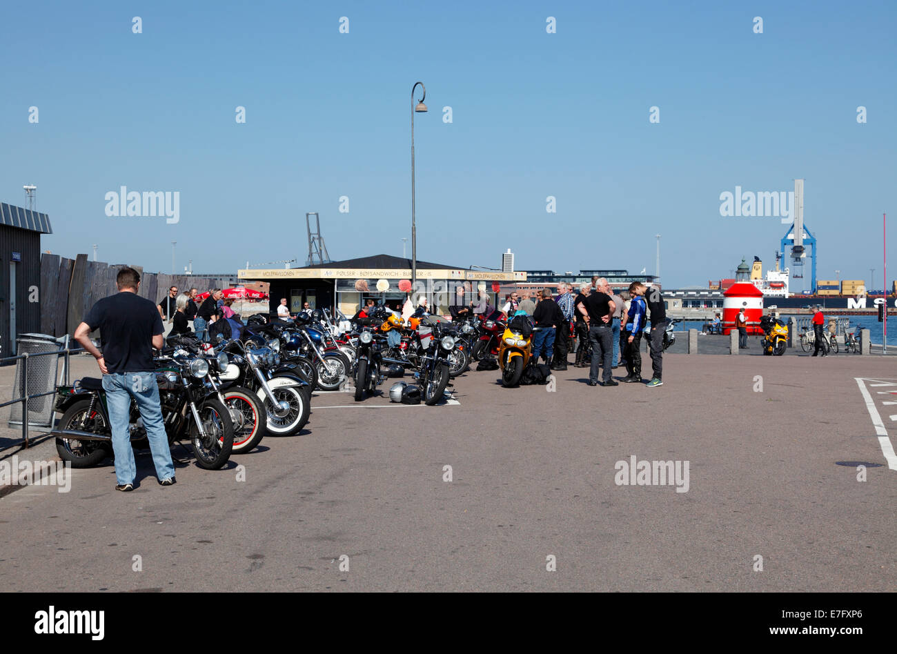 Il popolare di gelati e fast food in stallo presso il molo-capo di theLangelinie molo nel porto di Copenhagen. Bikers, auto d'epoca, i turisti. Foto Stock