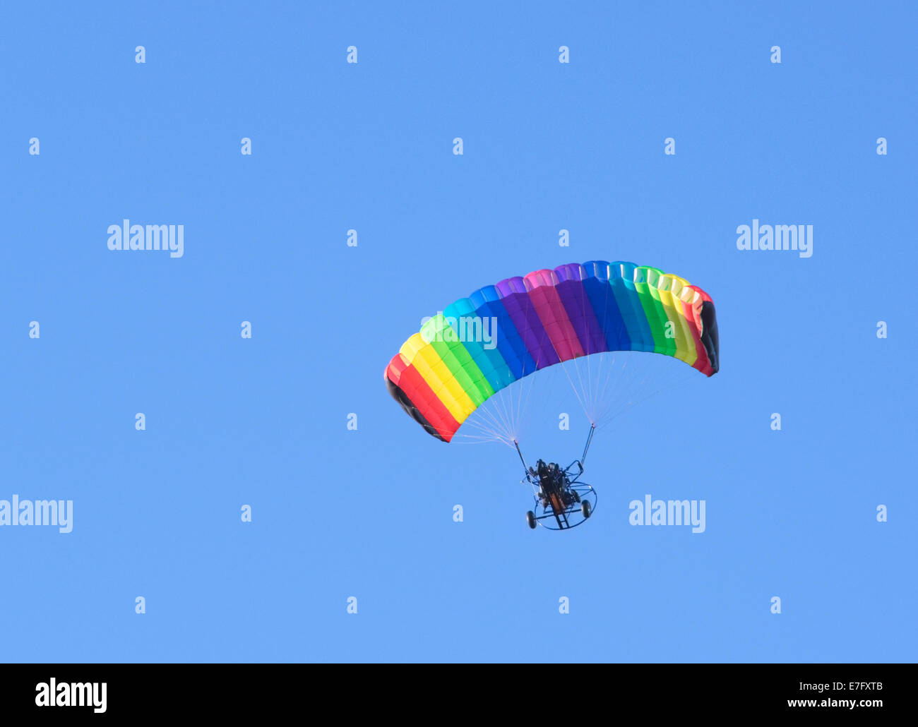 Powered parapendio volando sotto il cielo blu Foto Stock