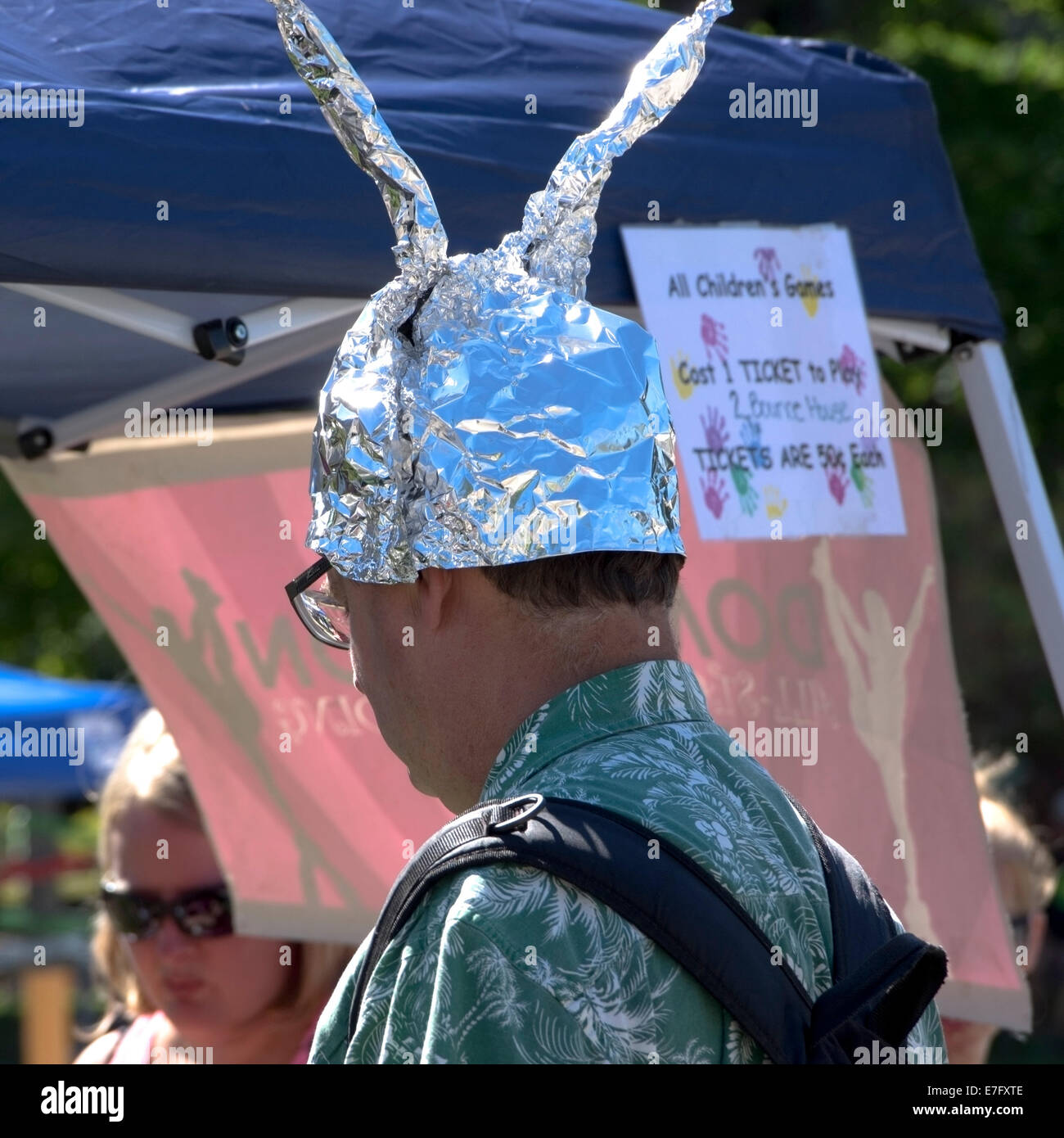 Il partecipante a Sputnikfest di Manitowoc, Wisconsin indossando di stagnola hat Foto Stock