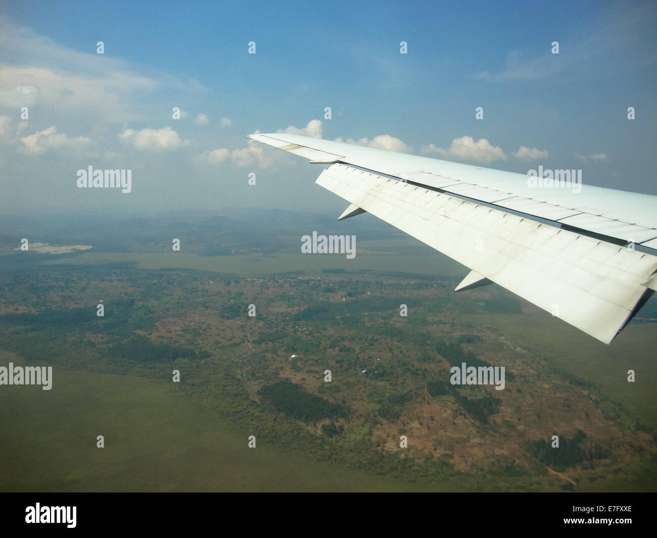 Vista dall'aereo in Uganda il paesaggio con la parte di ala Foto Stock