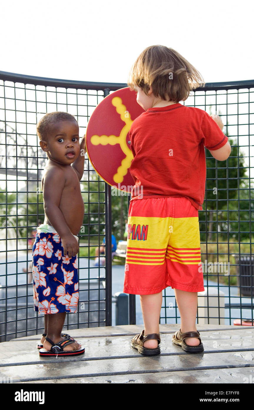 I bimbi a giocare sul campo giochi a Waterfront Park a Louisville Kentucky Foto Stock