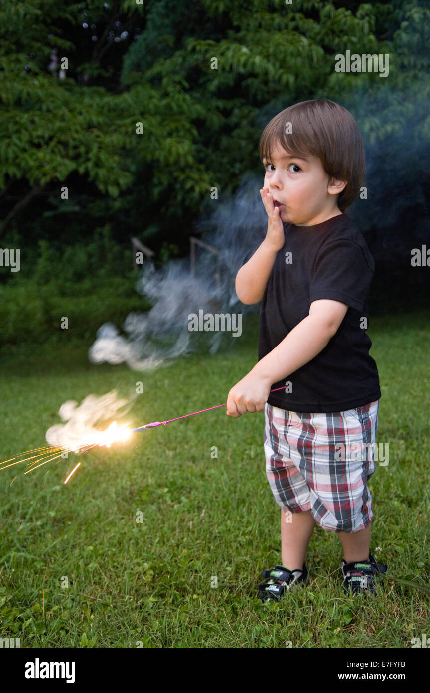 Bambino gioca con Sparkler sul giorno di indipendenza in Indiana Foto Stock