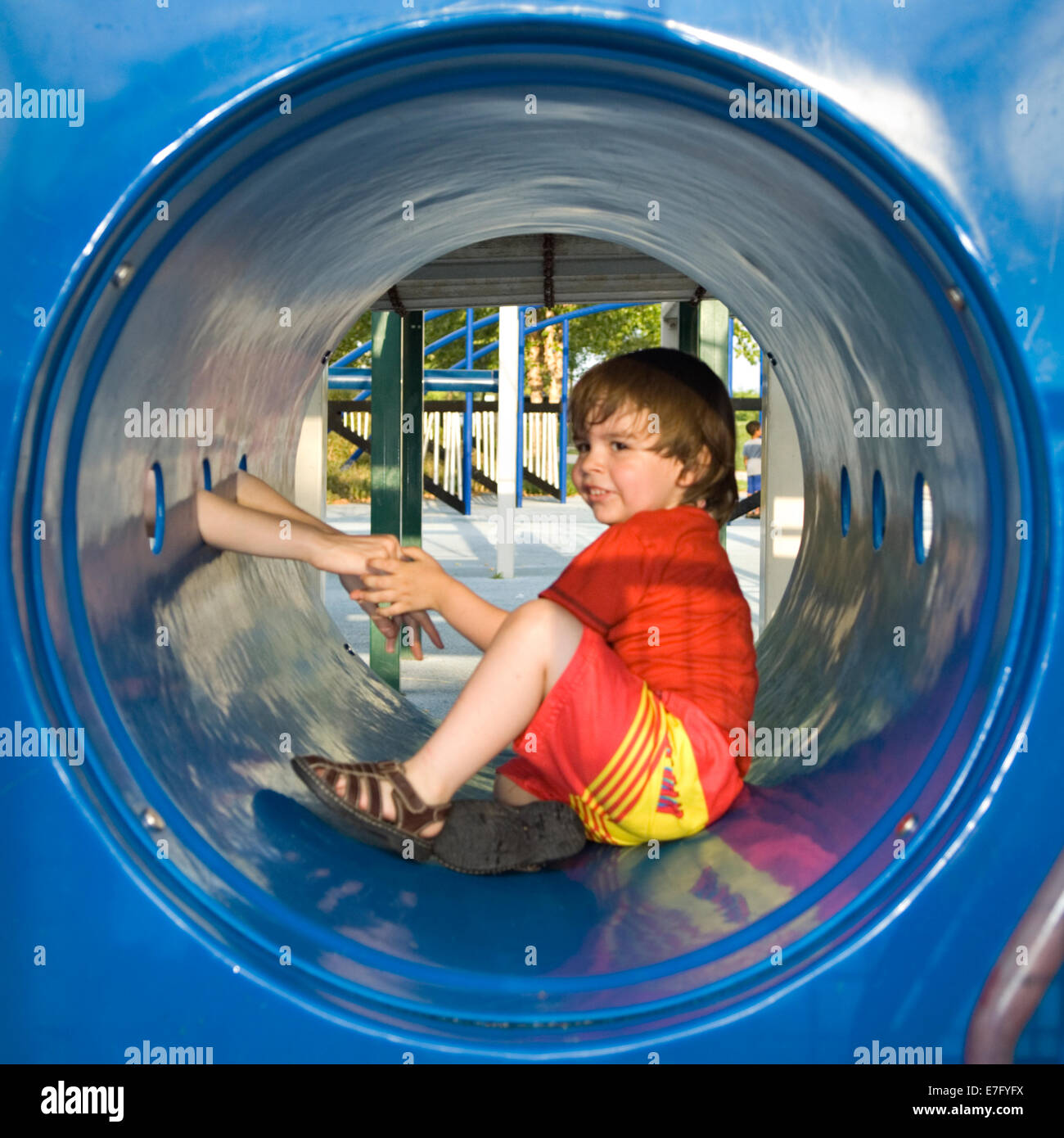 Il Toddler tenendo la Sua Madre con le mani in mano durante la riproduzione in tunnel sul parco giochi a Waterfront Park a Louisville Kentucky Foto Stock