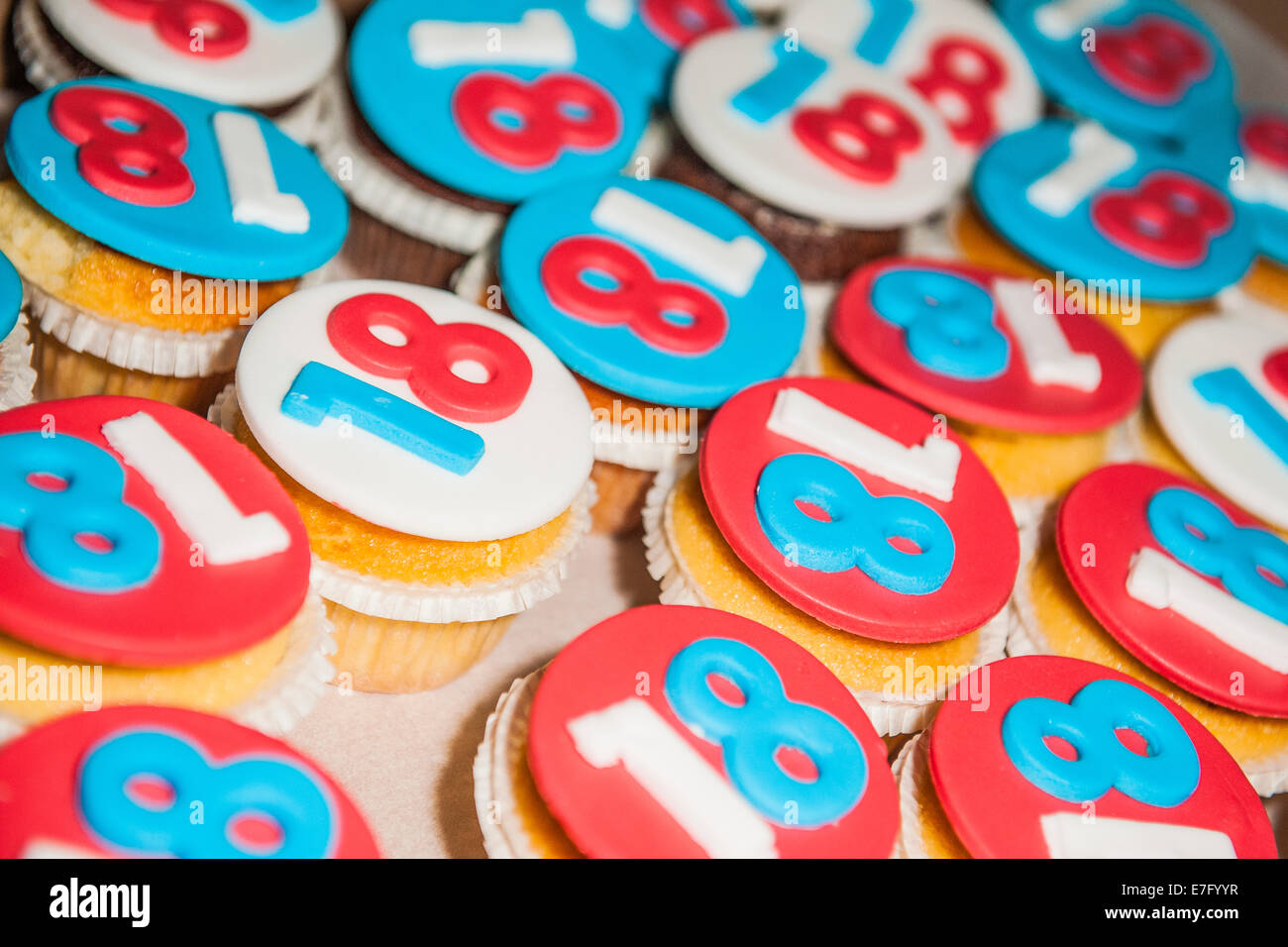 Capcake dolce e colorata personalizzata per festeggiare il compleanno di 18 anni, quando si diventa un adulto Foto Stock