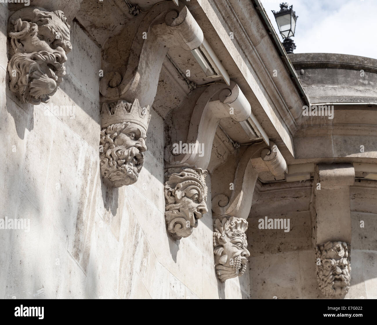 Sculture decorative sul Pont Neuf, nuovo ponte che attraversa il fiume Senna a Parigi, Francia Foto Stock