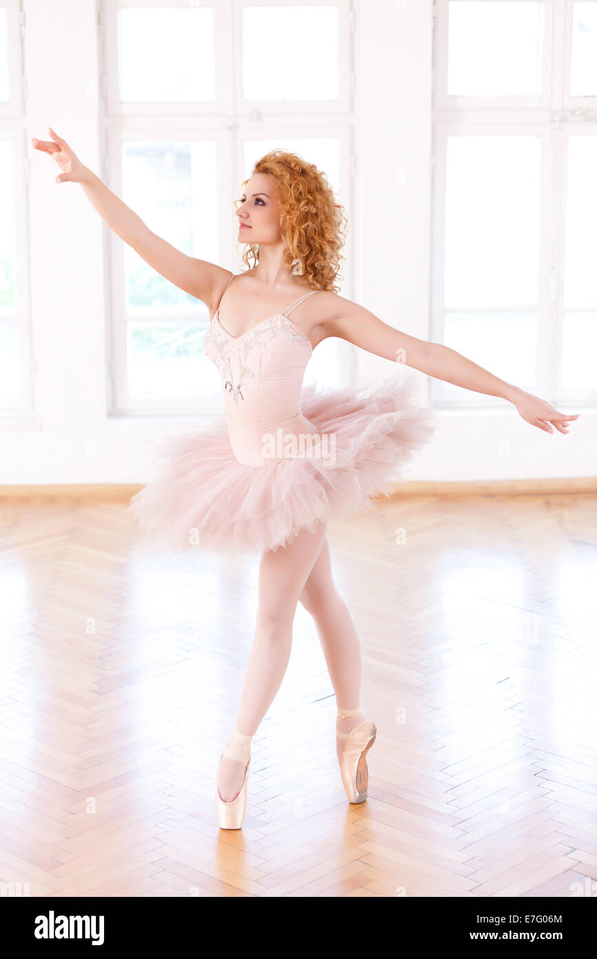 Graziosa ballerina eseguendo un equilibrio pongono. Foto Stock