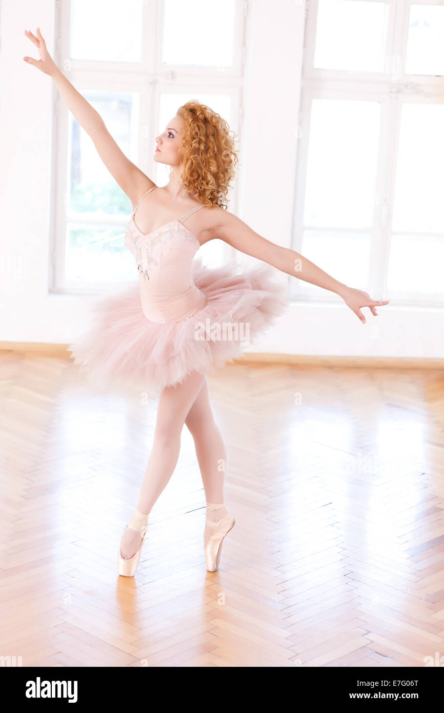 Ballerina con rosa tutu en-Pointe. Foto Stock
