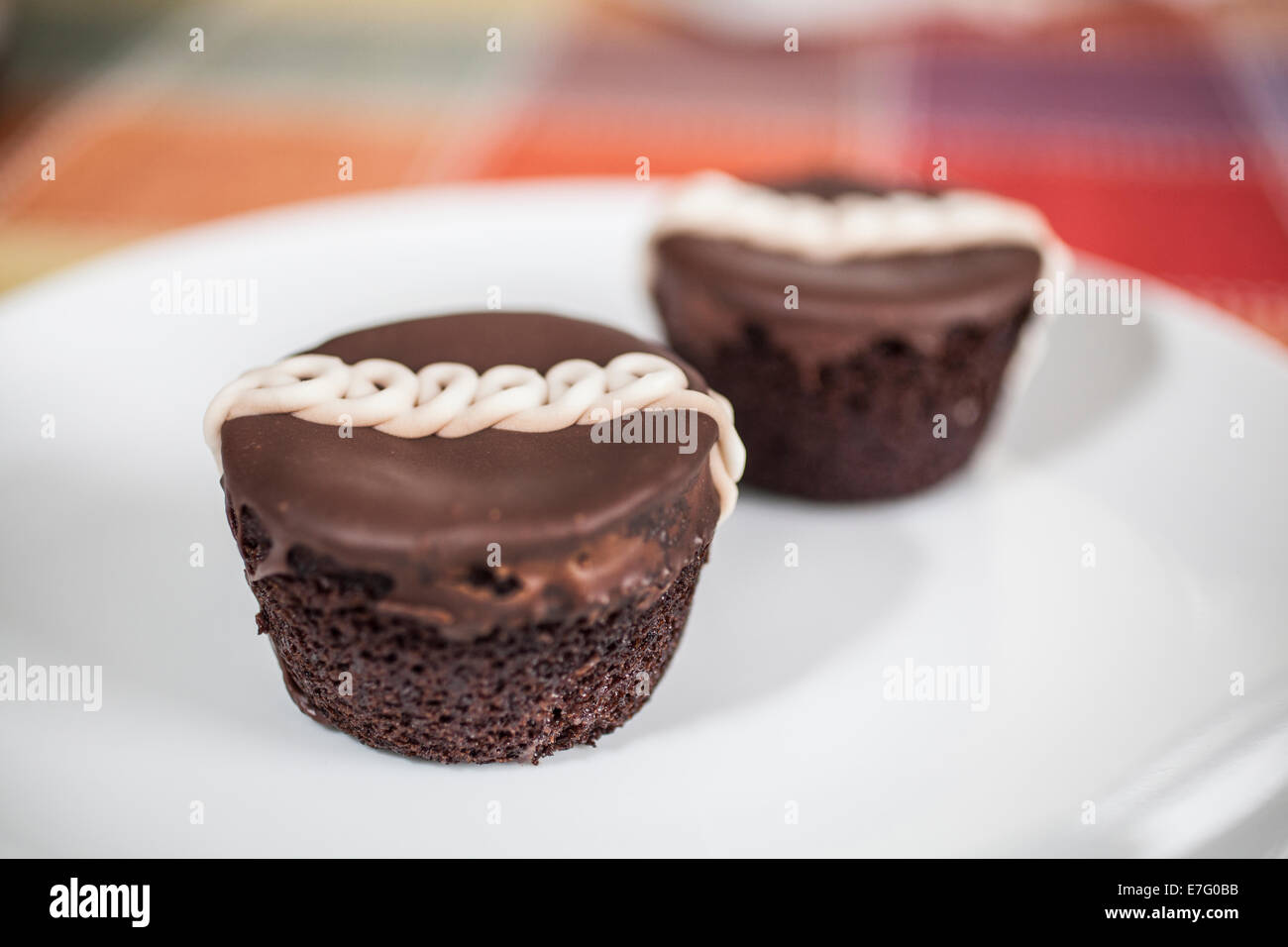 Hostess tortine. Hostess Cup dolci sono fatti di torta al cioccolato con ripieno cremoso all'interno e una sottolineatura ondulate linea velo attraverso il Foto Stock