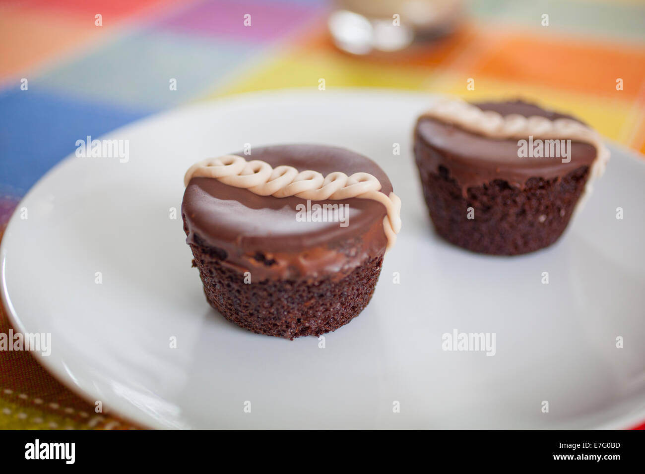 Hostess tortine. Hostess Cup dolci sono fatti di torta al cioccolato con ripieno cremoso all'interno e una sottolineatura ondulate linea velo attraverso il Foto Stock