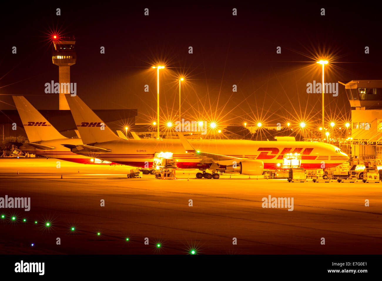 DHL 757 scarico presso East Midlands Airport Foto Stock