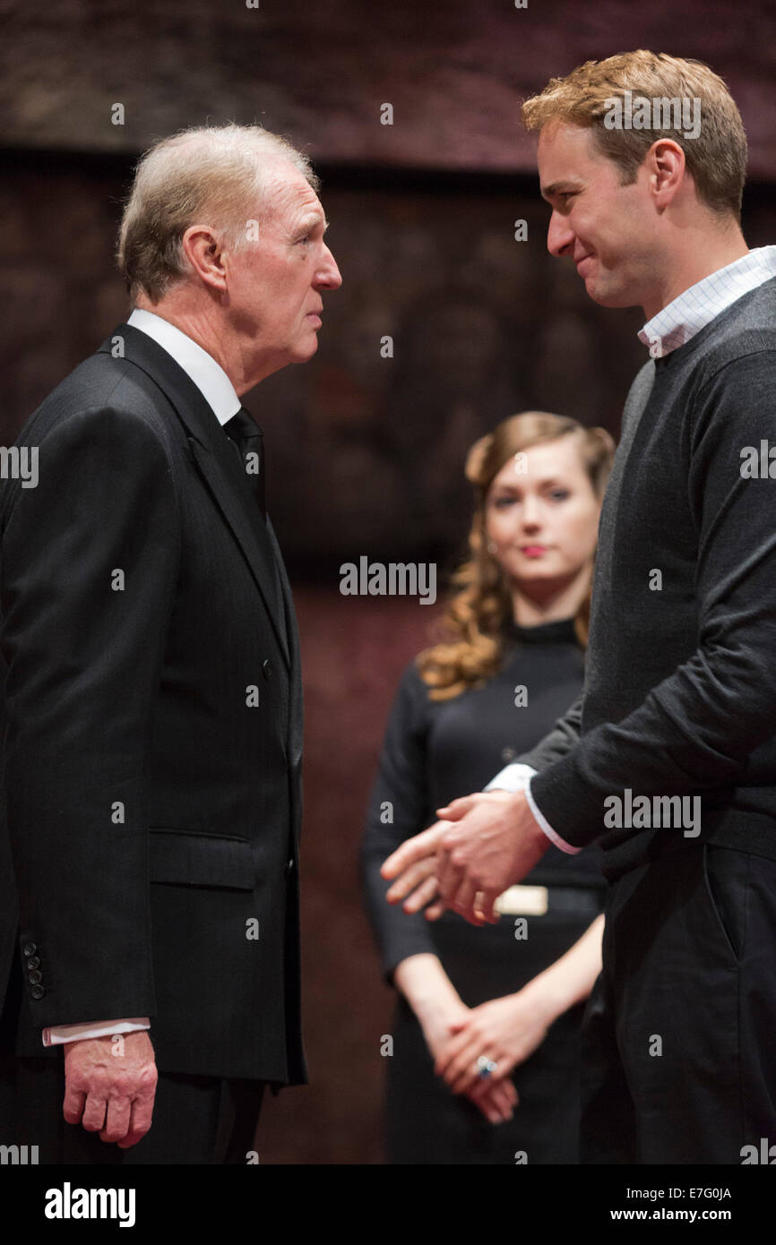 Il gioco "Re Carlo III', Wyndham Theatre. Tim Pigott-Smith come Charles, Lydia Wilson come Kate e Oliver Chris come William. Foto Stock