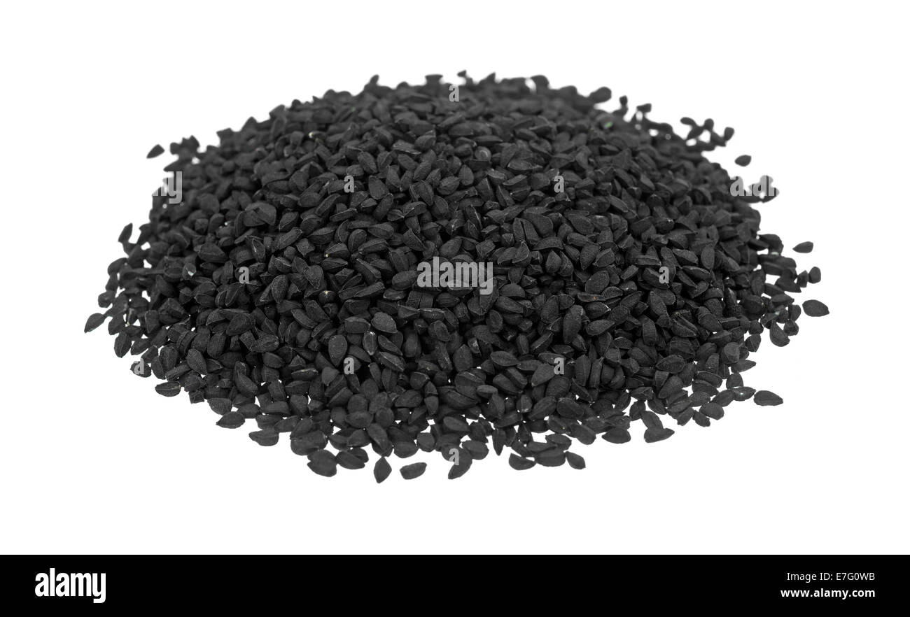 Una porzione di nero semi di cumino su uno sfondo bianco. Foto Stock