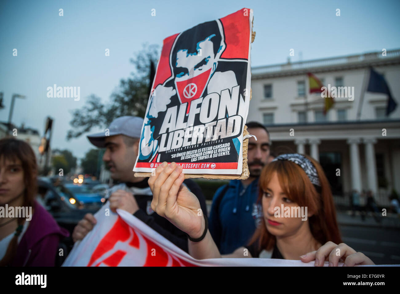 Londra, Regno Unito. 16 Settembre, 2014. Anti-capitalista protesta collettiva all ambasciata spagnola 2014 Credit: Guy Corbishley/Alamy Live News Foto Stock