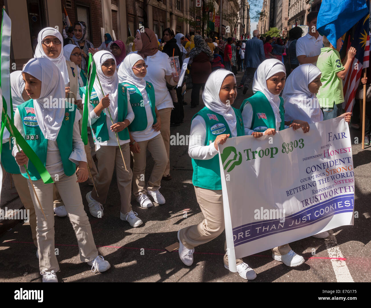 Gruppo di ragazze scout composta da ragazze musulmane si prepara a marzo su Madison Avenue nella parata musulmano Foto Stock