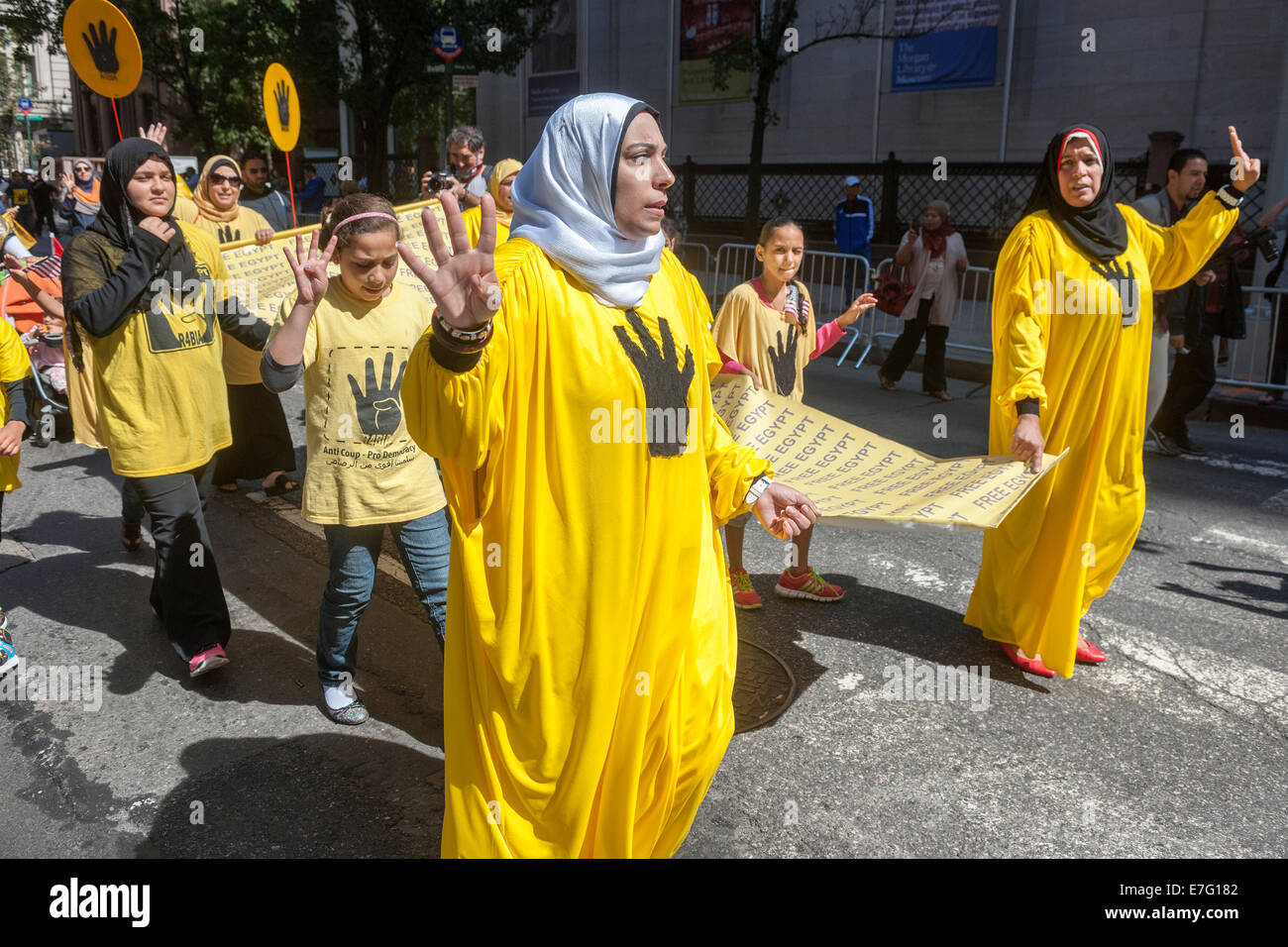 I musulmani marzo dando il 'a quattro dita salute per manifestare la loro solidarietà con l'Egiziano Fratellanza Musulmana Foto Stock