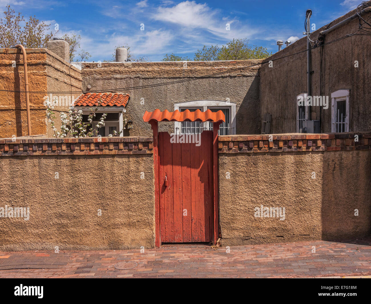 Vecchia casa di adobe in Santa Fe, New Mexico. Foto Stock