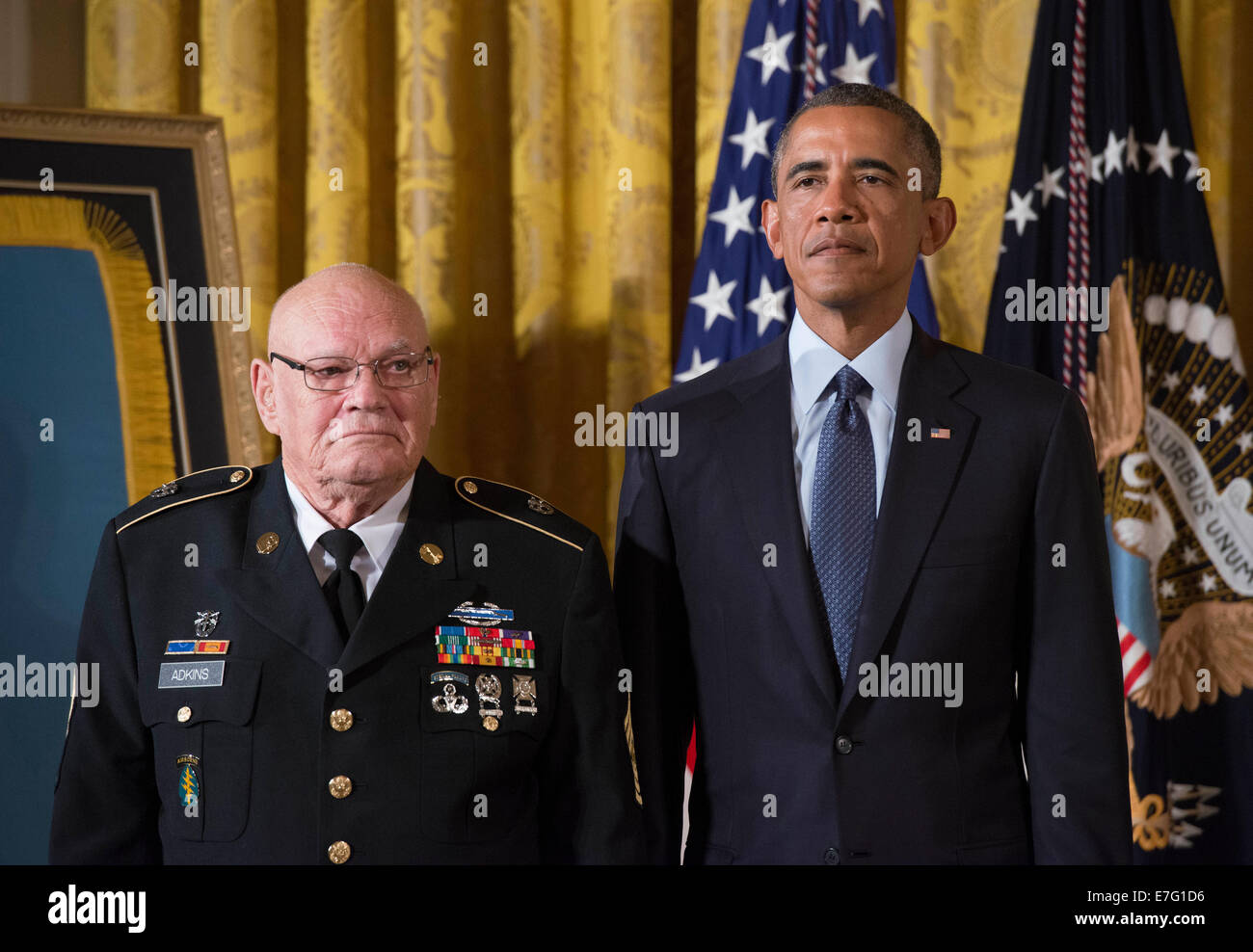 Il Presidente Usa Barack Obama awards medaglia d'onore al Comando Esercito Sgt. Il Mag. Bennie G. Adkins durante una cerimonia che si terrà nella Sala Est della Casa Bianca, 15 settembre 2014 a Washington, DC. Obama ha aggiudicato Comando Esercito Sgt. Il Mag. Bennie G. Adkins la medaglia d'onore, la nazione più alta decorazione militare, postumo e premiato con un esercito di Spc. Donald Sloat, che sono morti nella guerra del Vietnam. Foto Stock