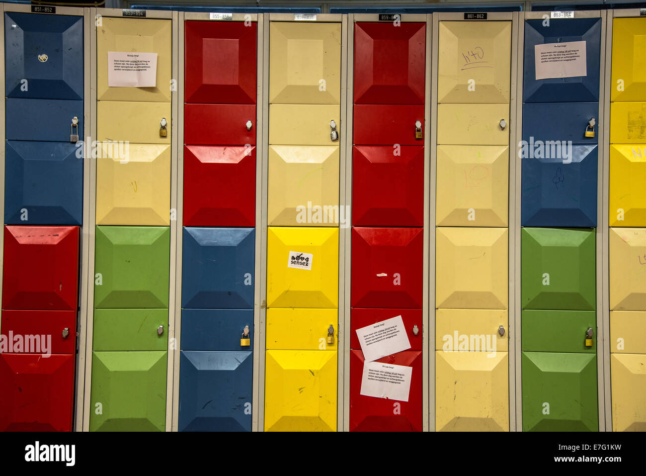 Righe colorate di armadietti a scuola Foto Stock