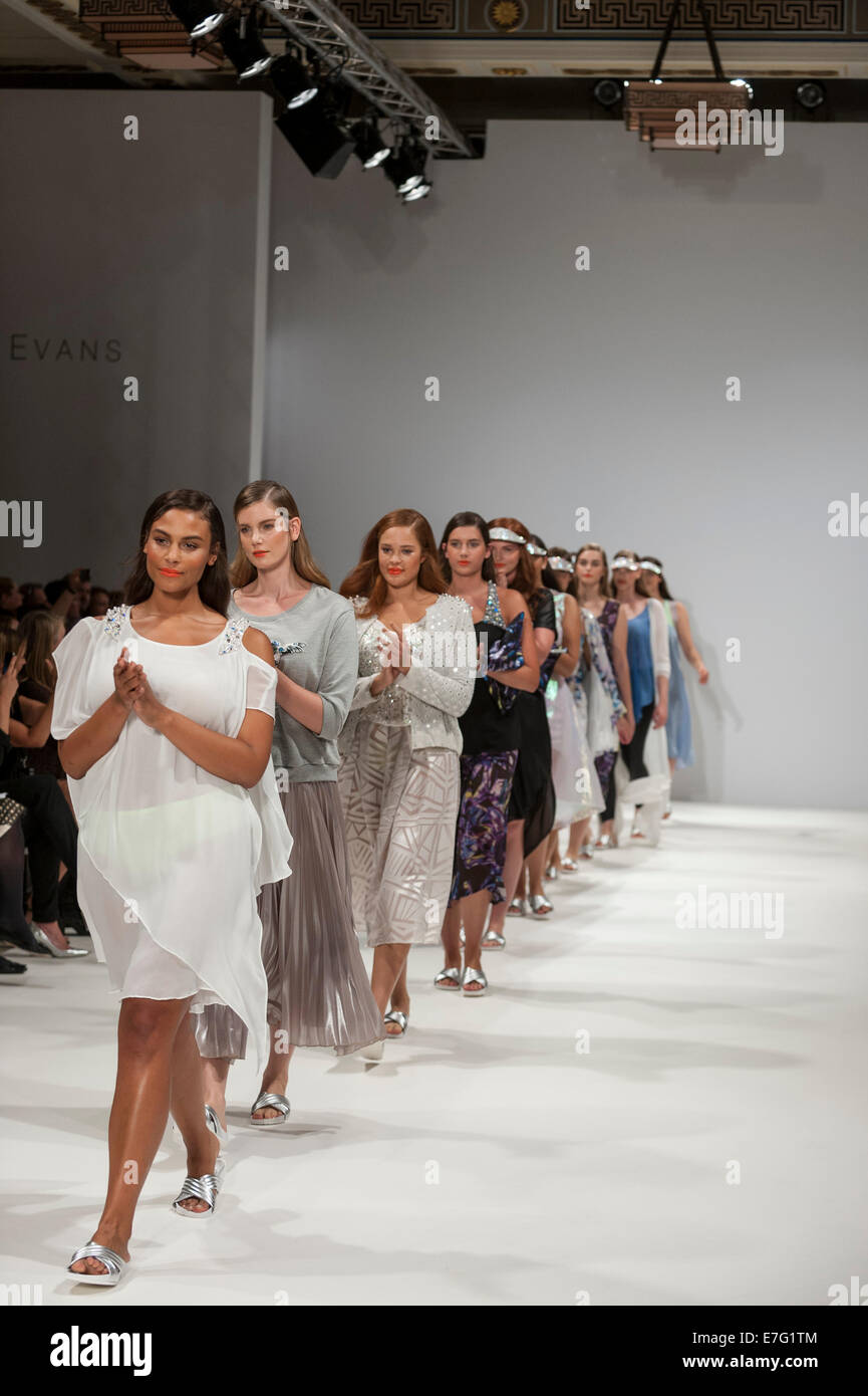 Londra, UK, 16 settembre 2014. I modelli sulla pista di progettazione collettiva per Evans Primavera Estate 2015 visualizza durante la London Fashion Week di Massoni' Hall di Covent Garden. Credito: Stephen Chung/Alamy Live News Foto Stock