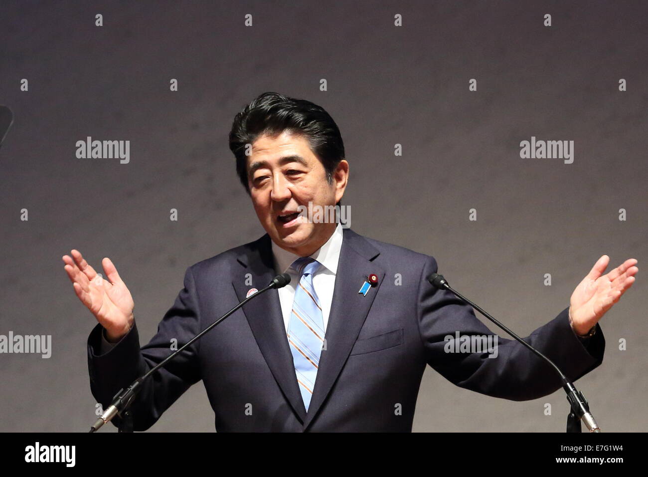 PM giapponese Shinzo Abe dà un discorso durante la "donna del potere come fonte di crescita' forum di Assemblea mondiale per le donne a Tokyo 2014 a Keidanren Kaikan, Tokyo, Giappone il 12 settembre 2014. © Motoo Naka/AFLO/Alamy Live News Foto Stock